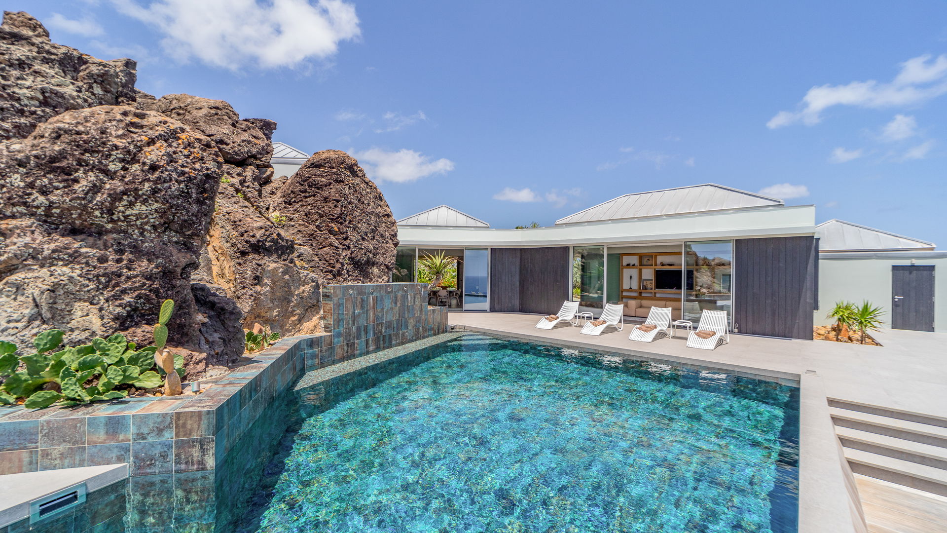 POOL & TERRACE