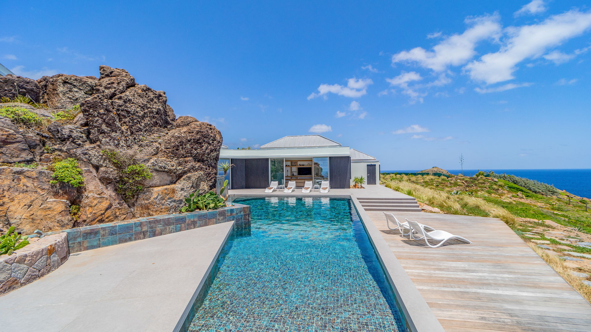 POOL & TERRACE