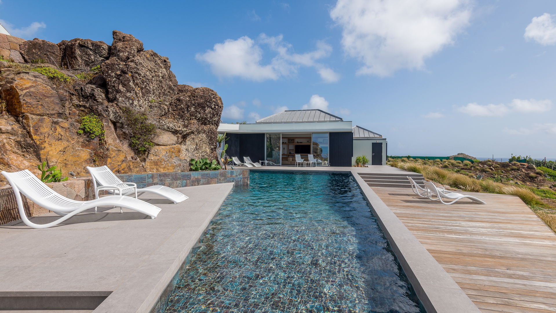 POOL & TERRACE