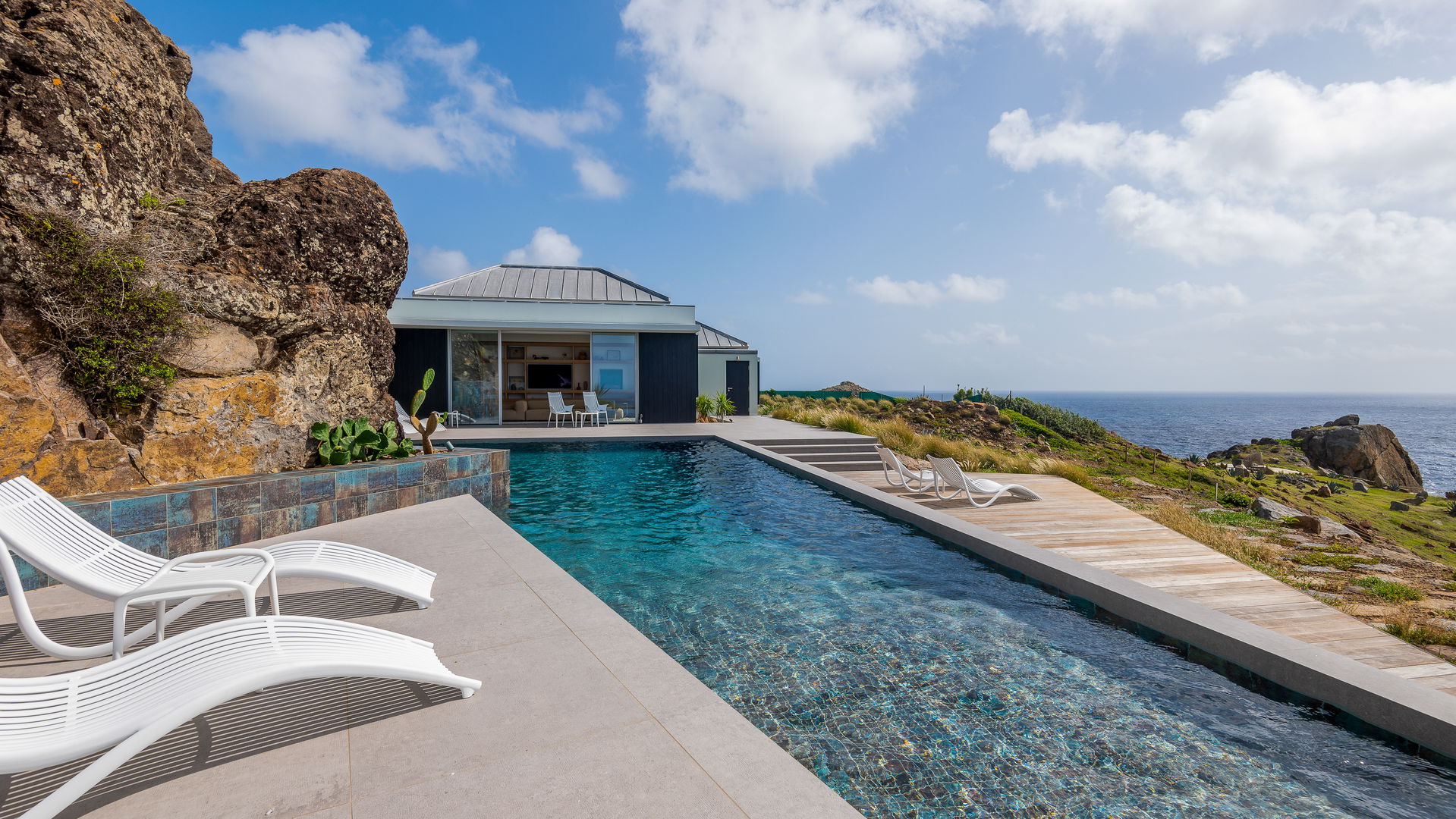 POOL & TERRACE