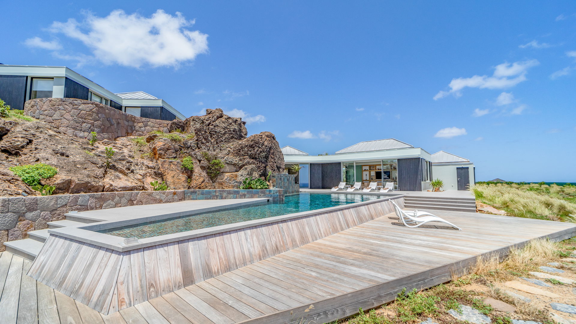 POOL & TERRACE
