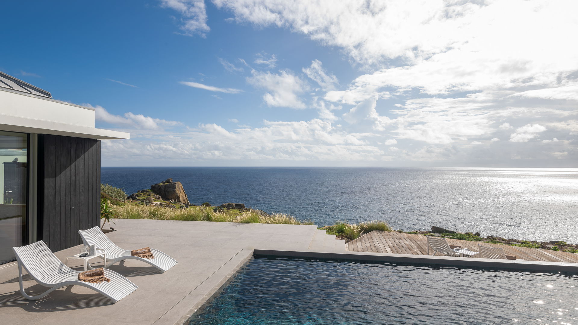 POOL & TERRACE