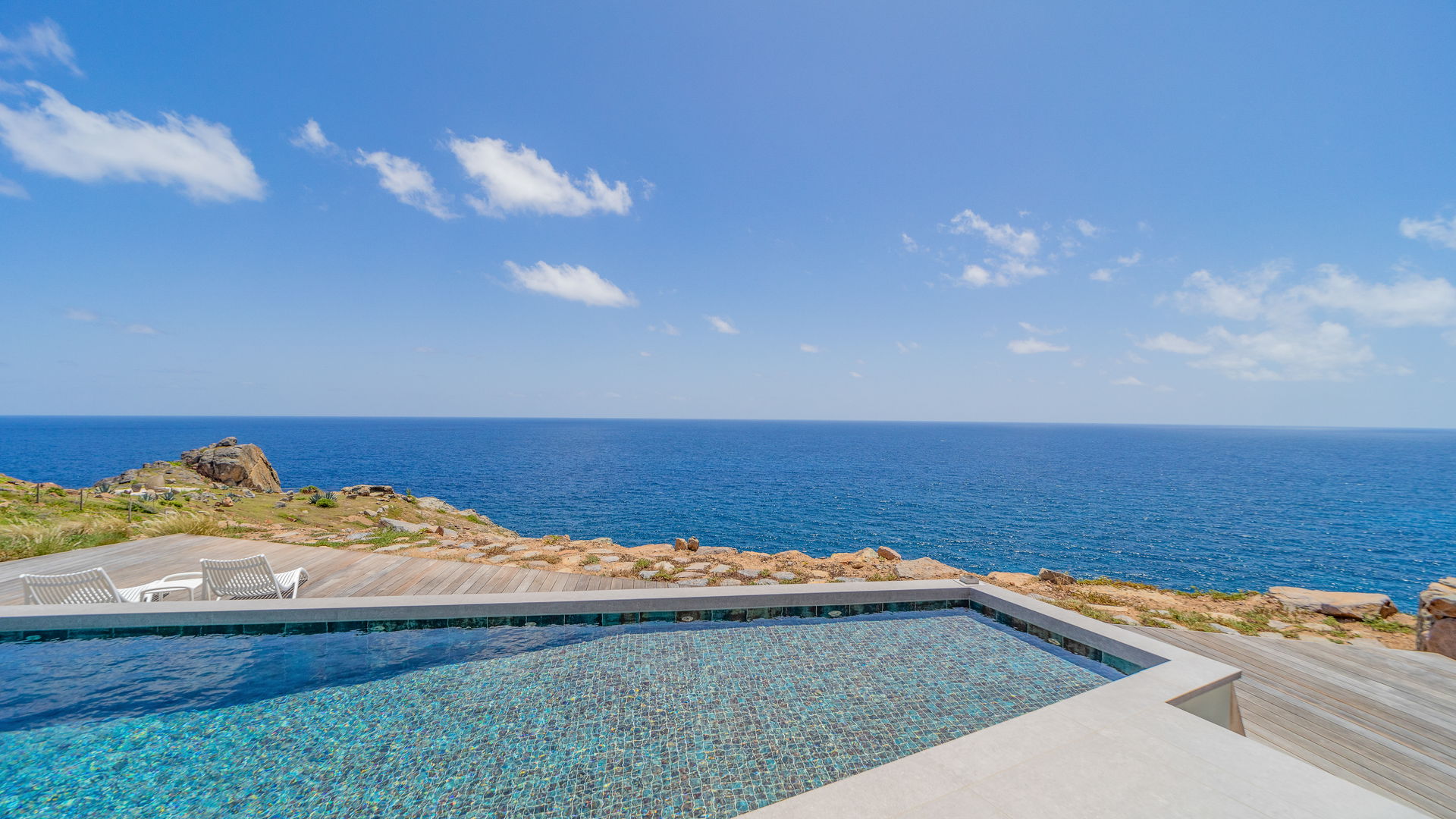 POOL & TERRACE