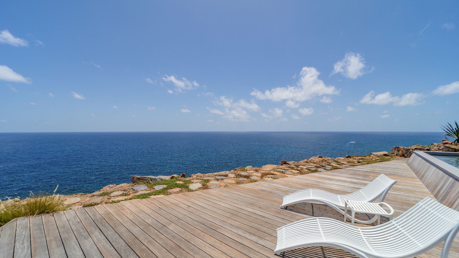 POOL & TERRACE
