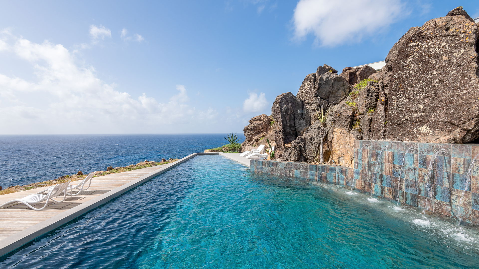 POOL & TERRACE