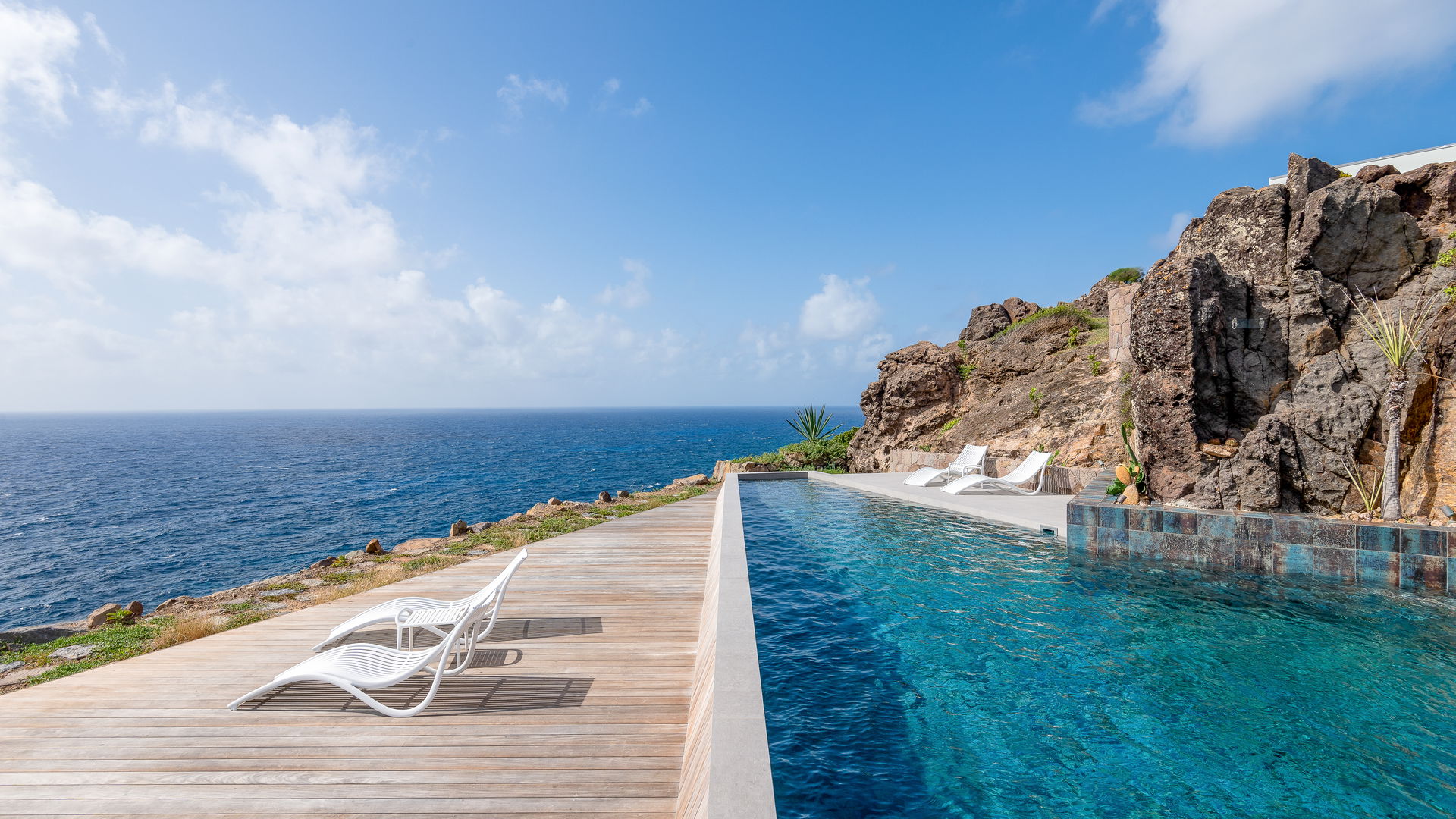 POOL & TERRACE