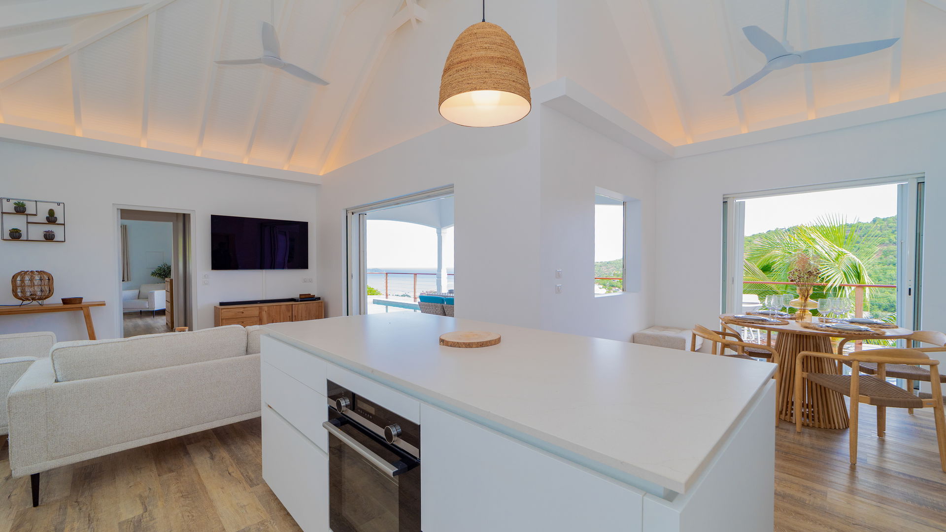 KITCHEN & DINING AREA