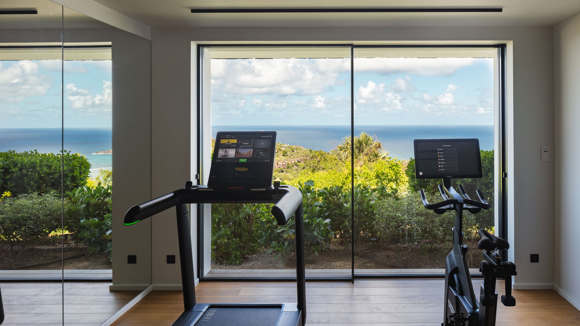 FITNESS AREA & POOL