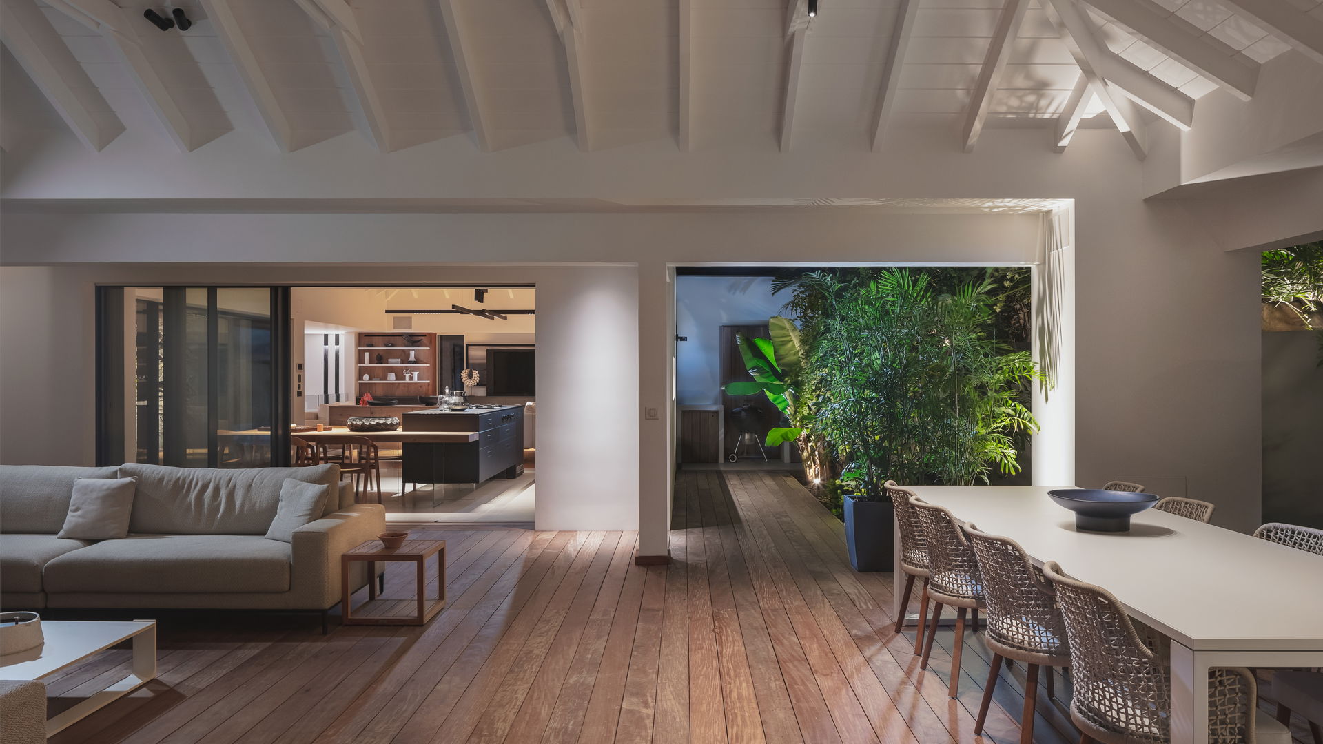 KITCHEN & DINING AREA