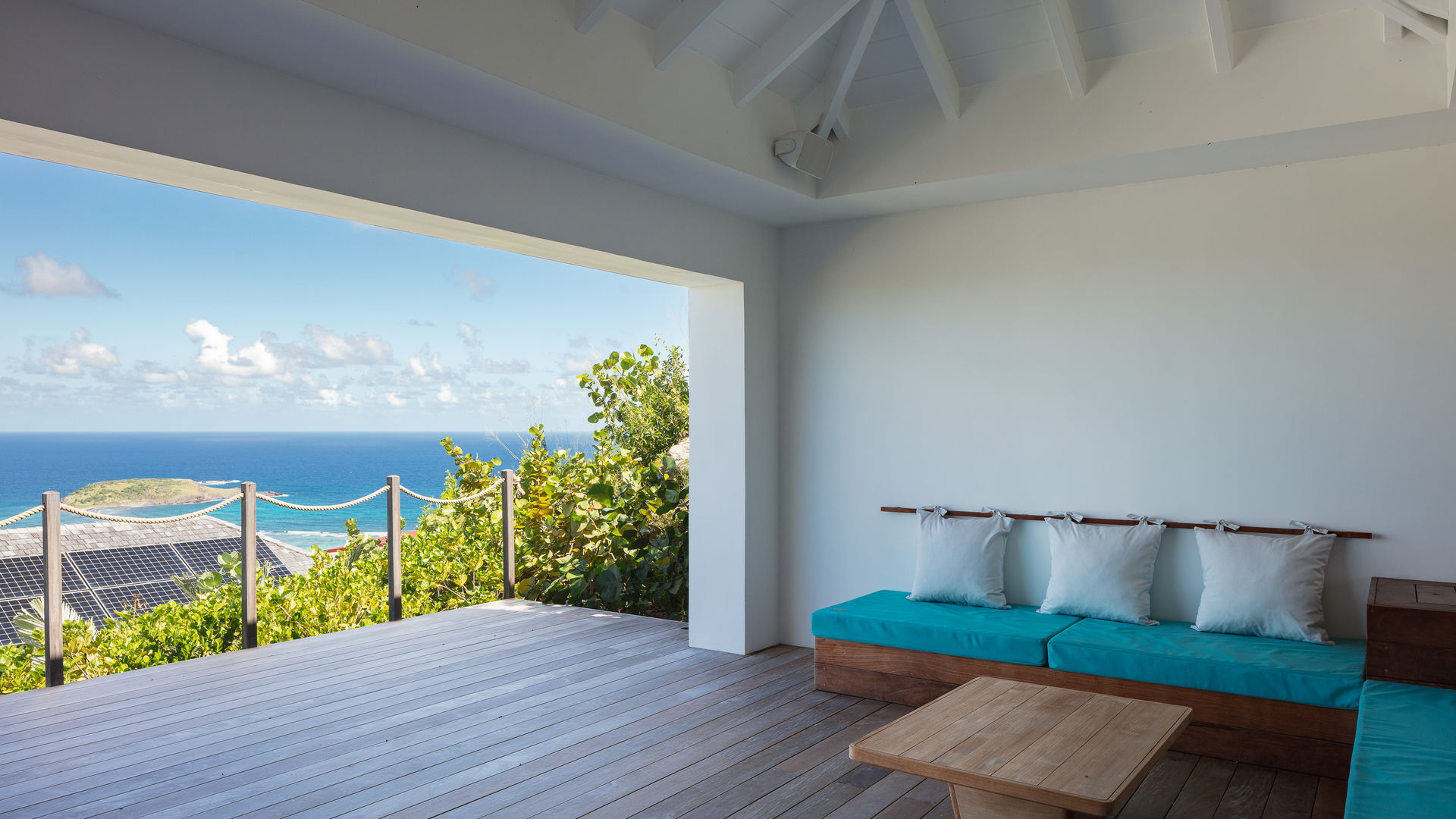 OUTDOOR LOUNGE AREA
