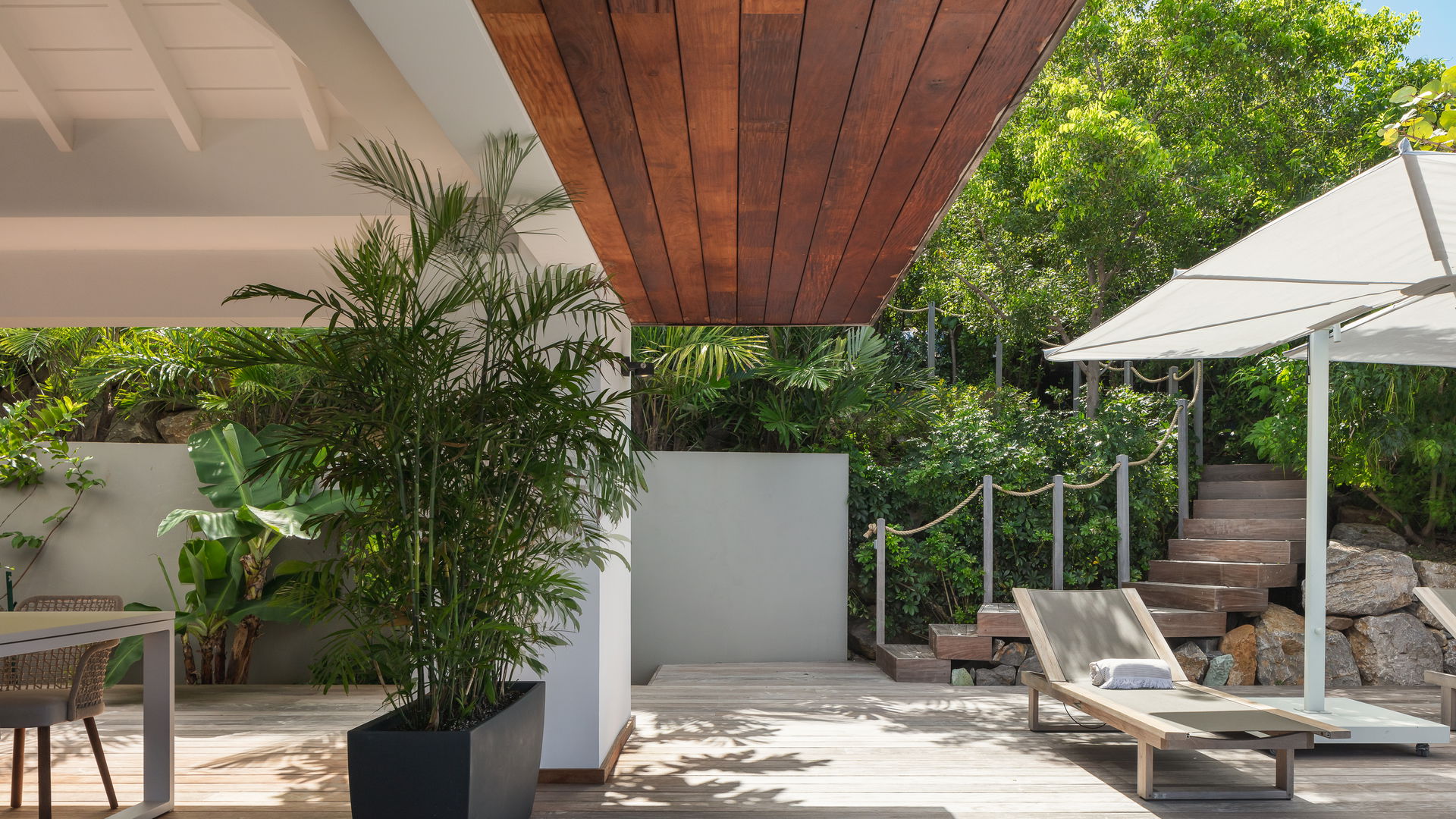 OUTDOOR LOUNGE AREA