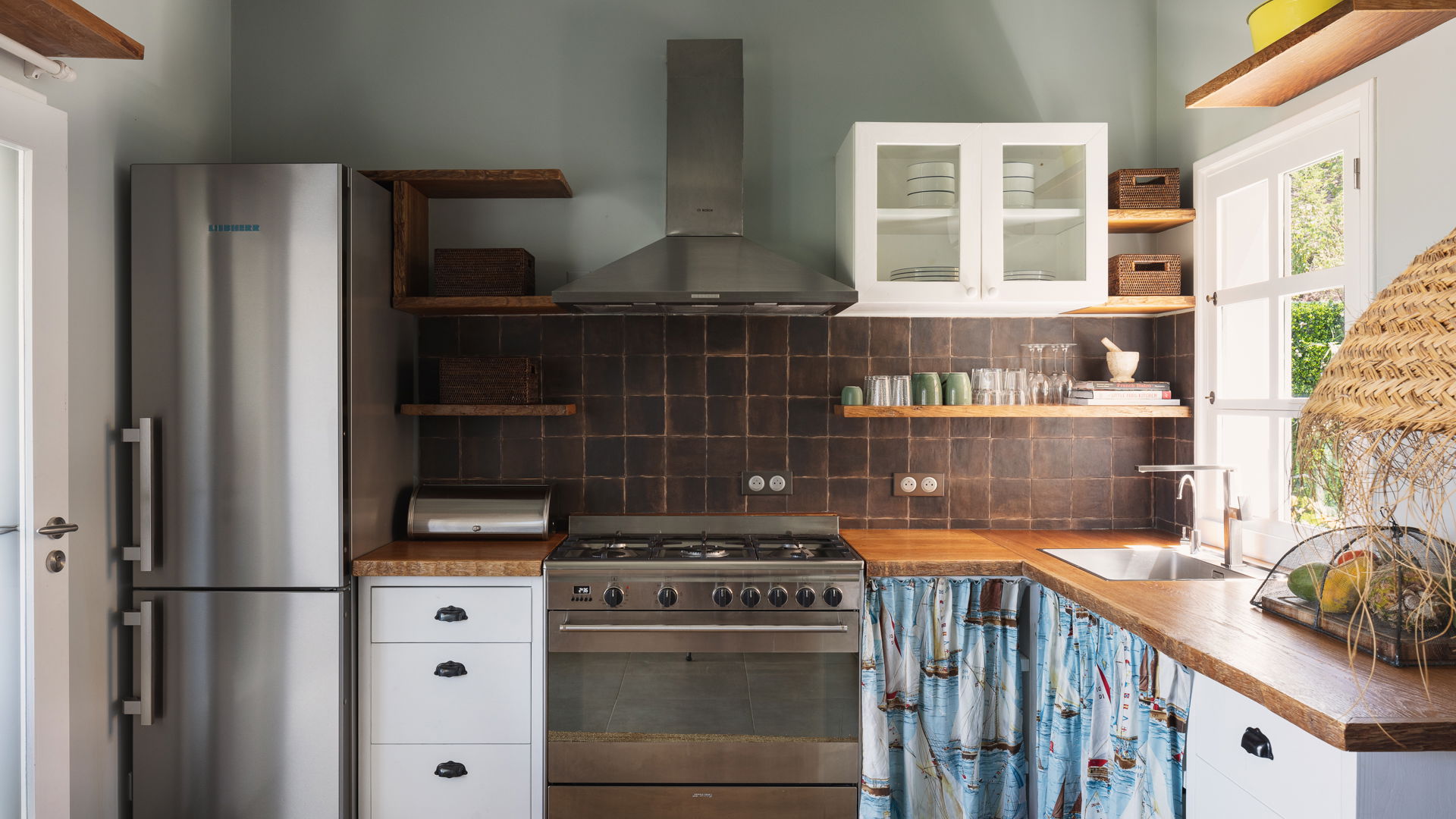 KITCHEN & DINING AREA