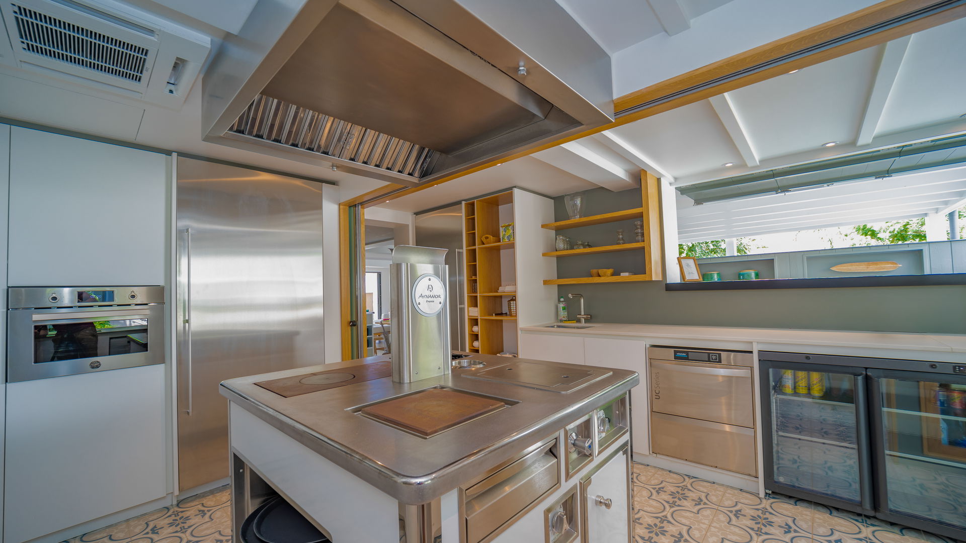 KITCHEN & DINING AREA