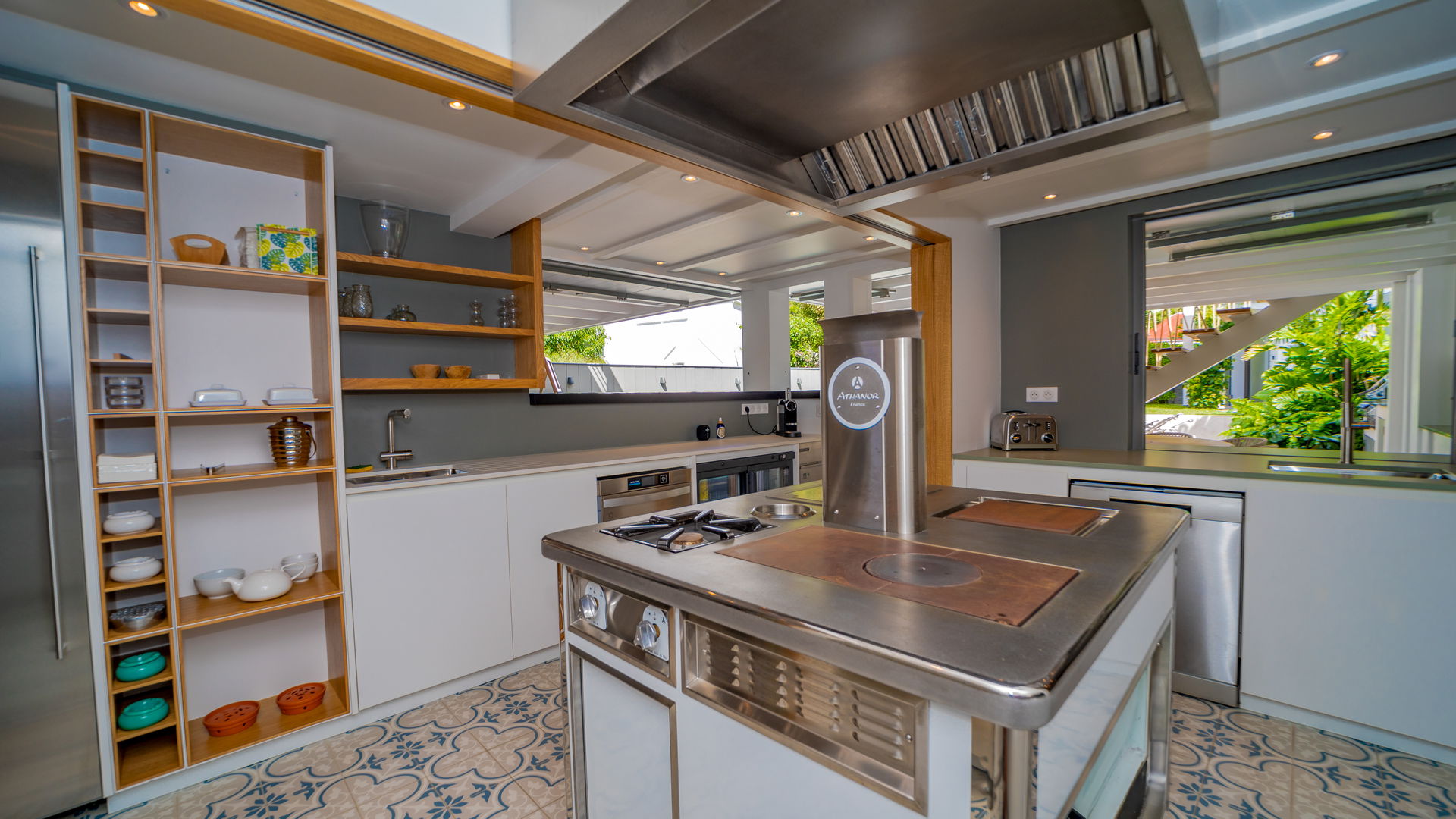 KITCHEN & DINING AREA