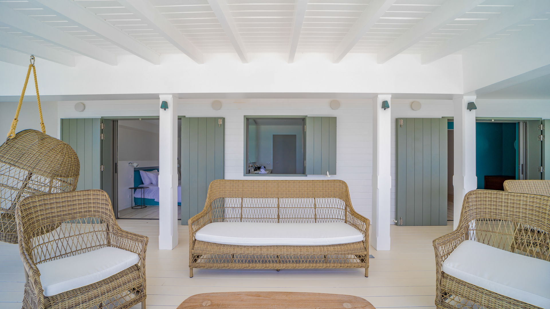 OUTDOOR LOUNGE AREA