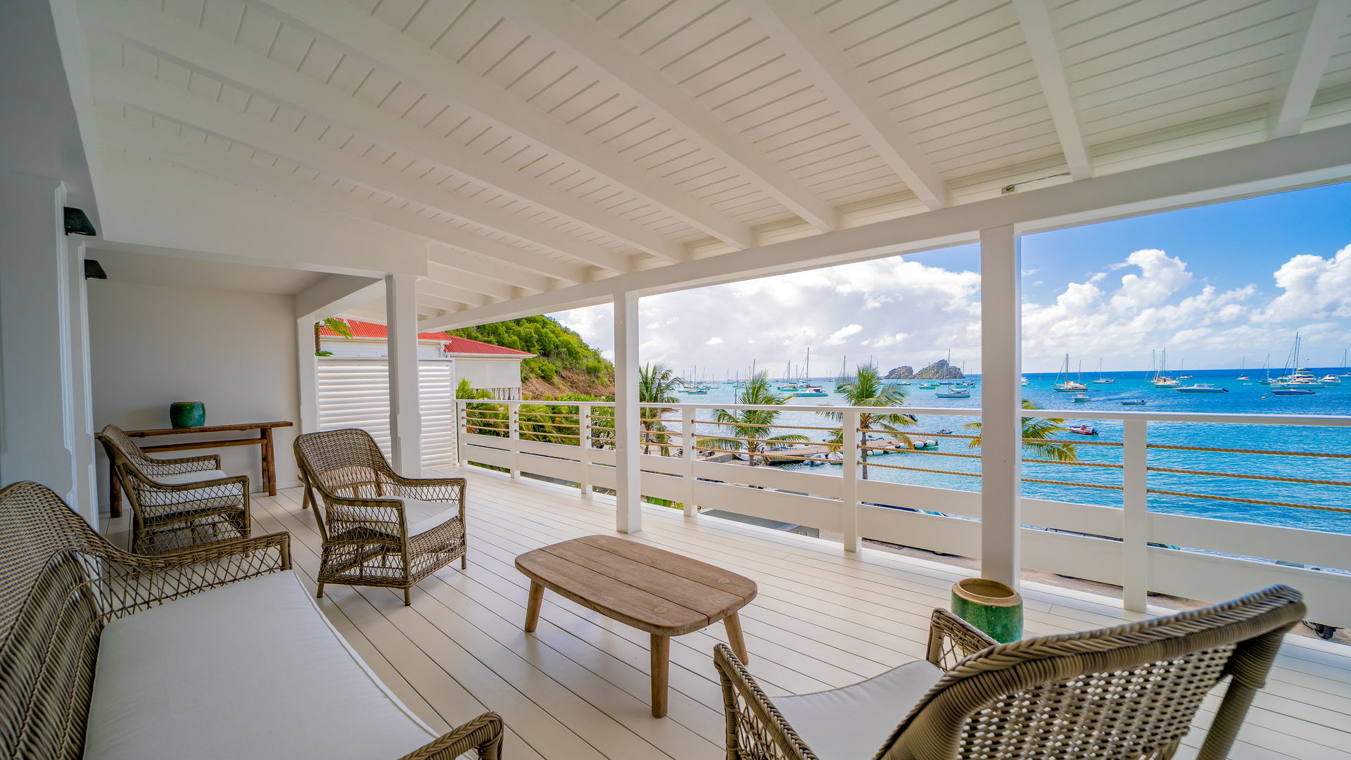 OUTDOOR LOUNGE AREA