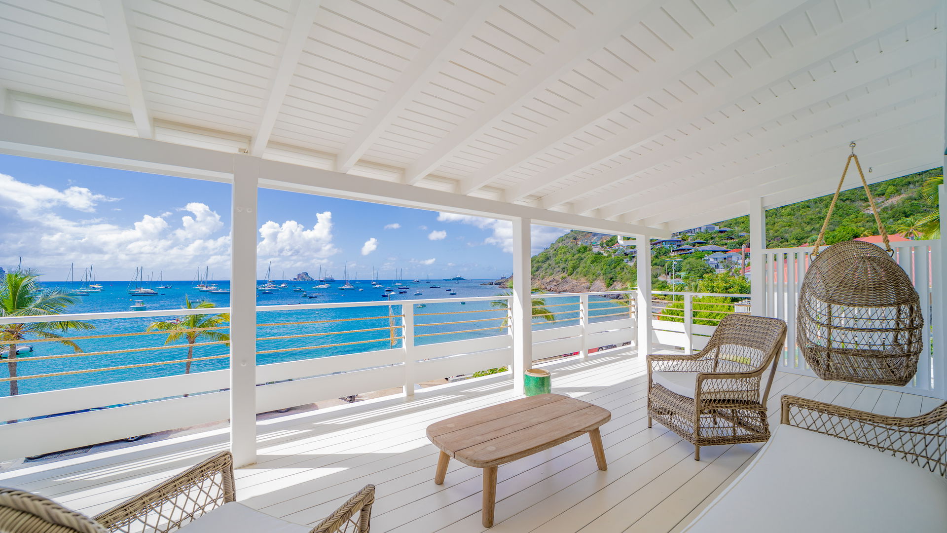 OUTDOOR LOUNGE AREA