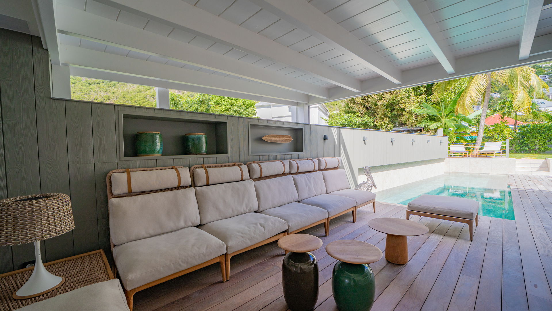 OUTDOOR LOUNGE AREA