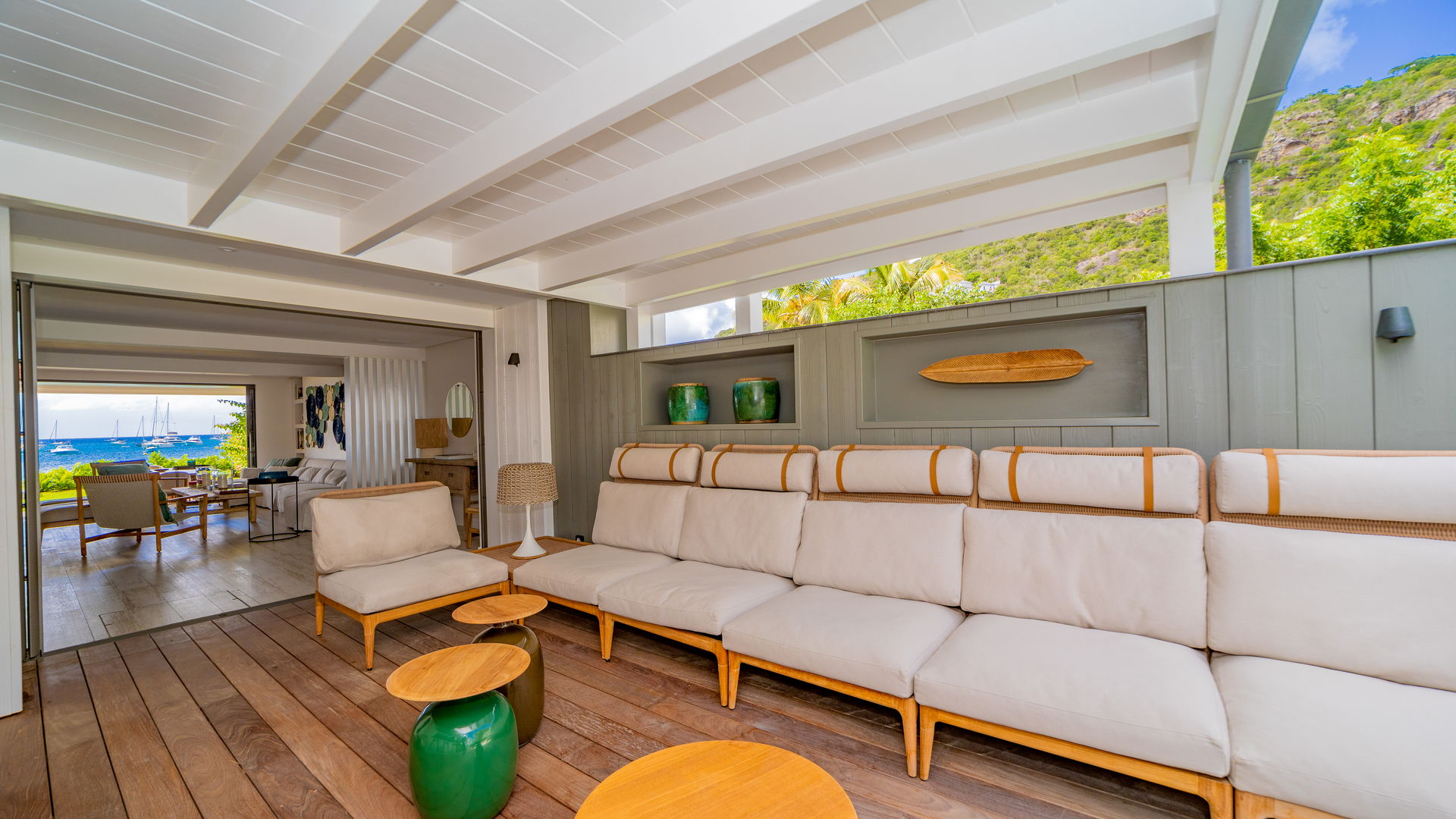 OUTDOOR LOUNGE AREA