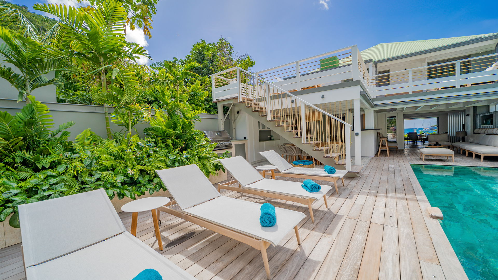 POOL & TERRACE