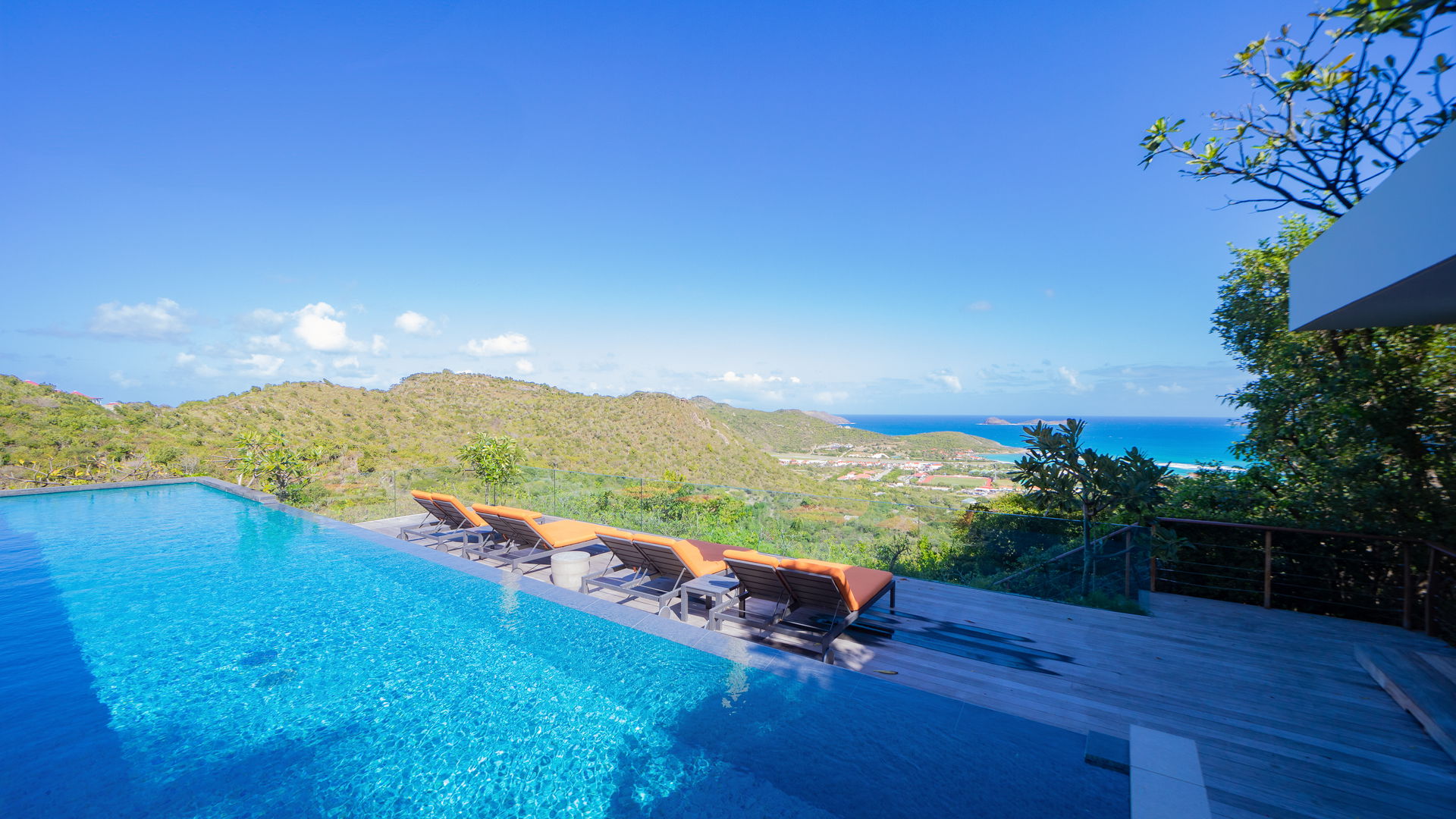 POOL & TERRACE