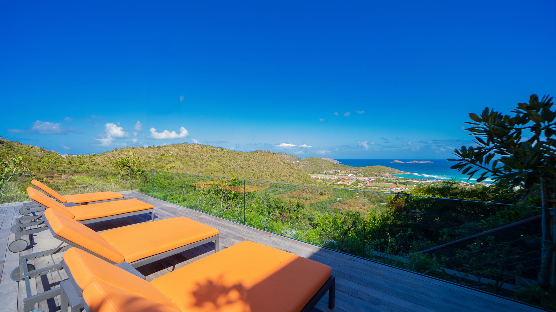 POOL & TERRACE