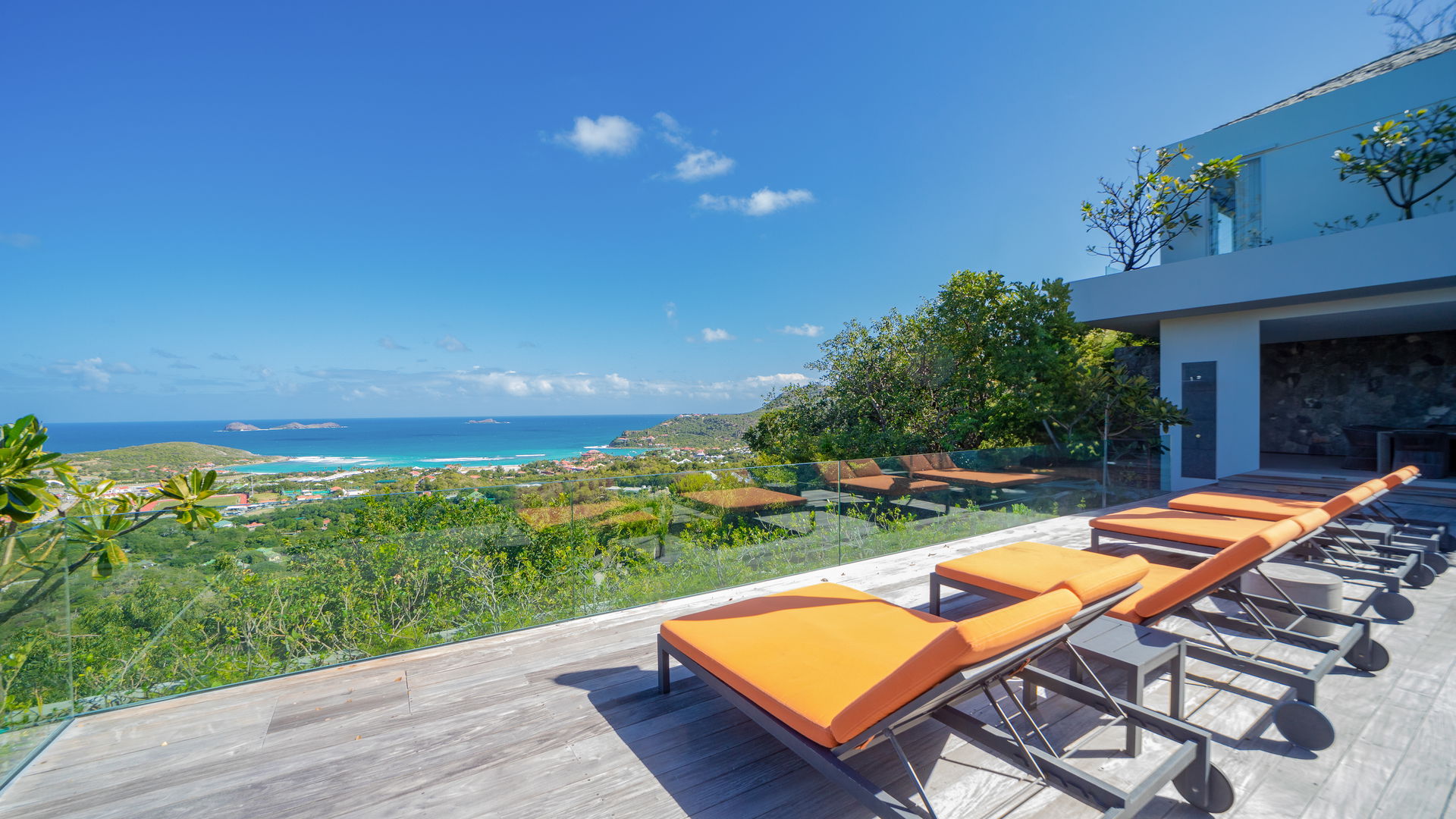 POOL & TERRACE