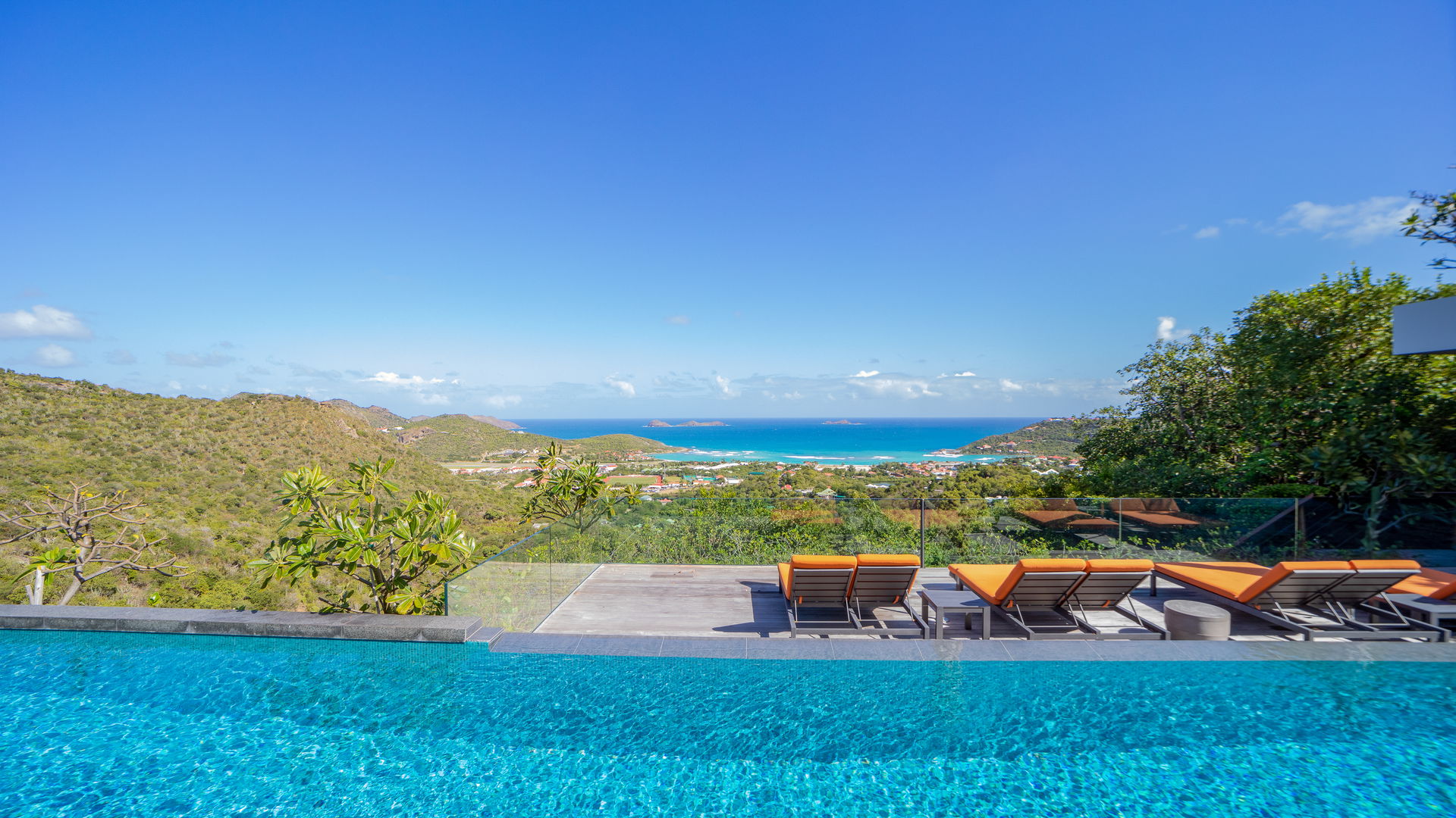 POOL & TERRACE