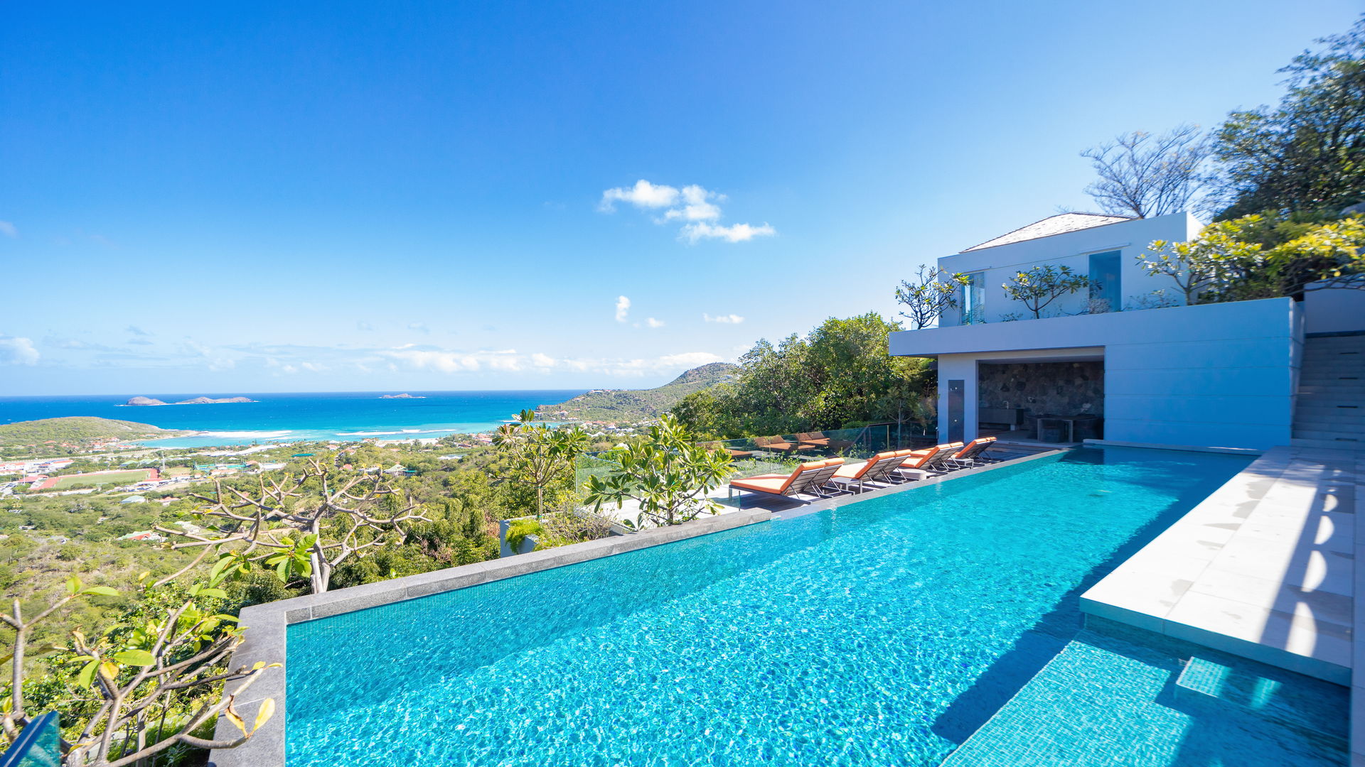 POOL & TERRACE