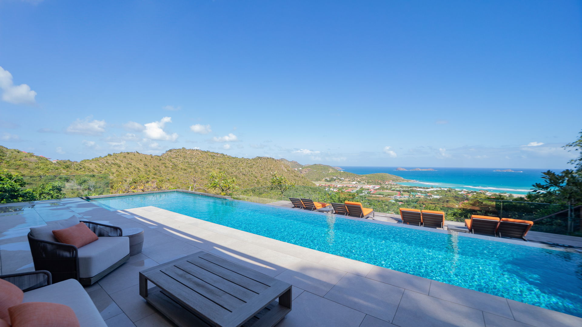POOL & TERRACE