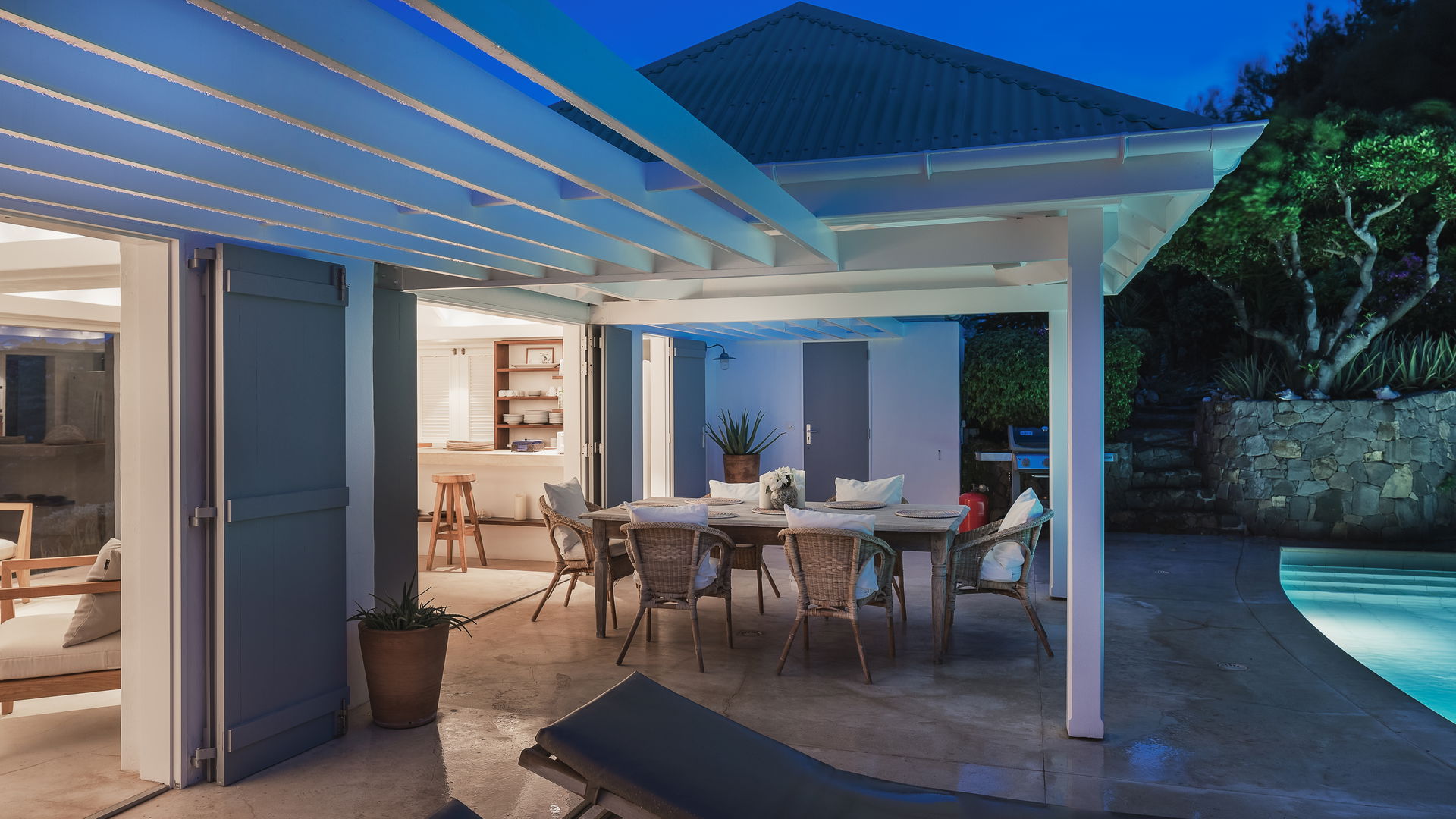 POOL & TERRACE