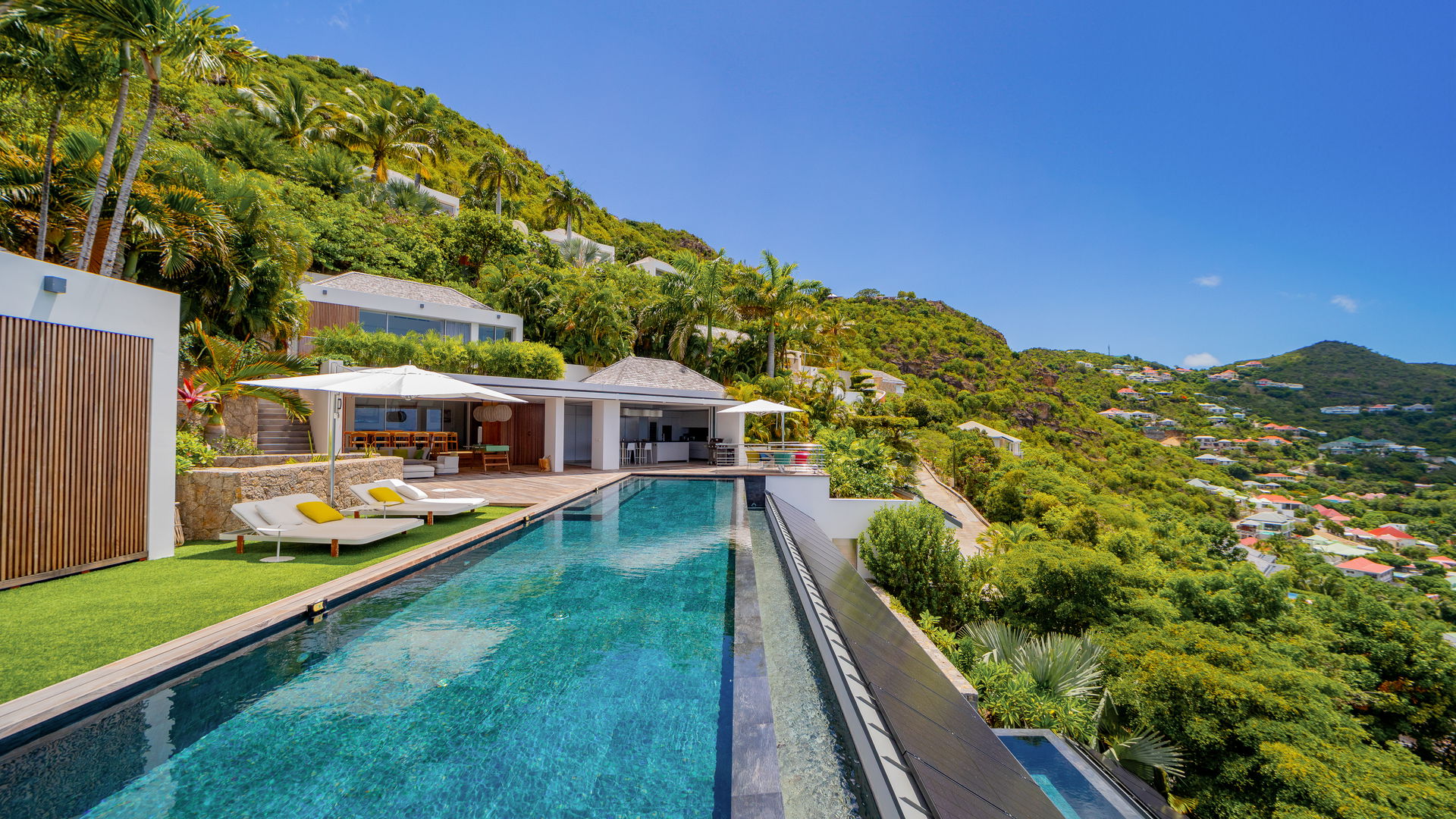 POOL & TERRACE
