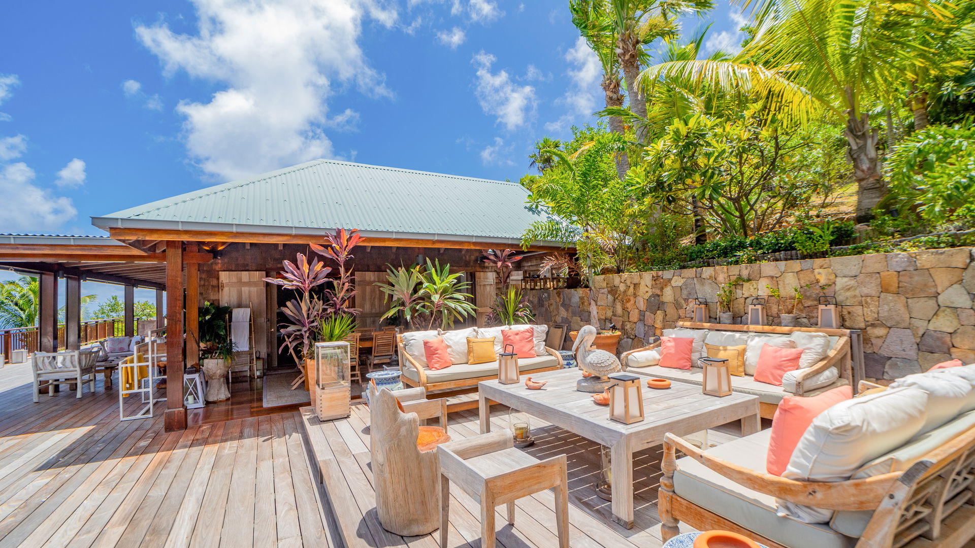 POOL & TERRACE