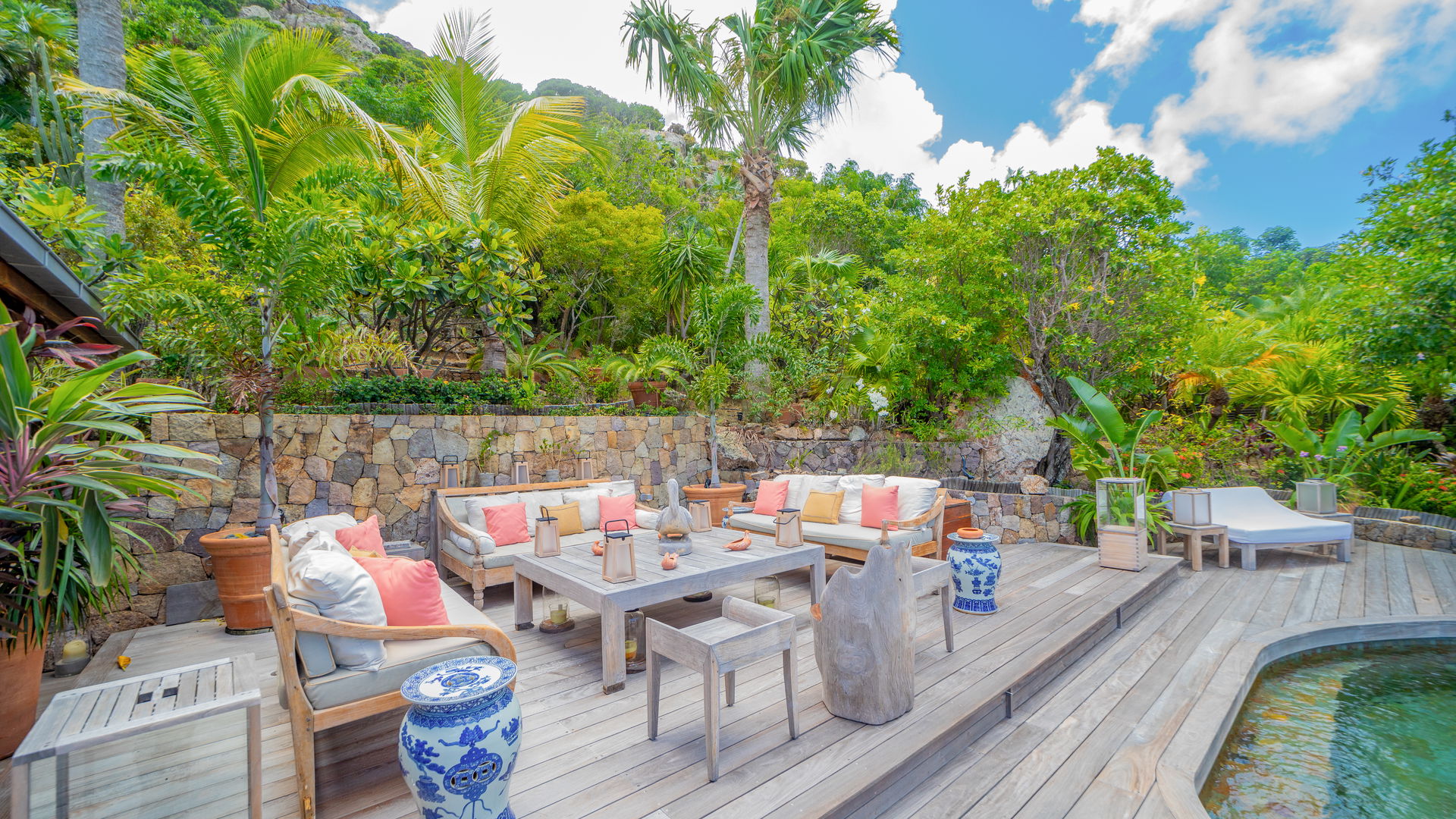 POOL & TERRACE