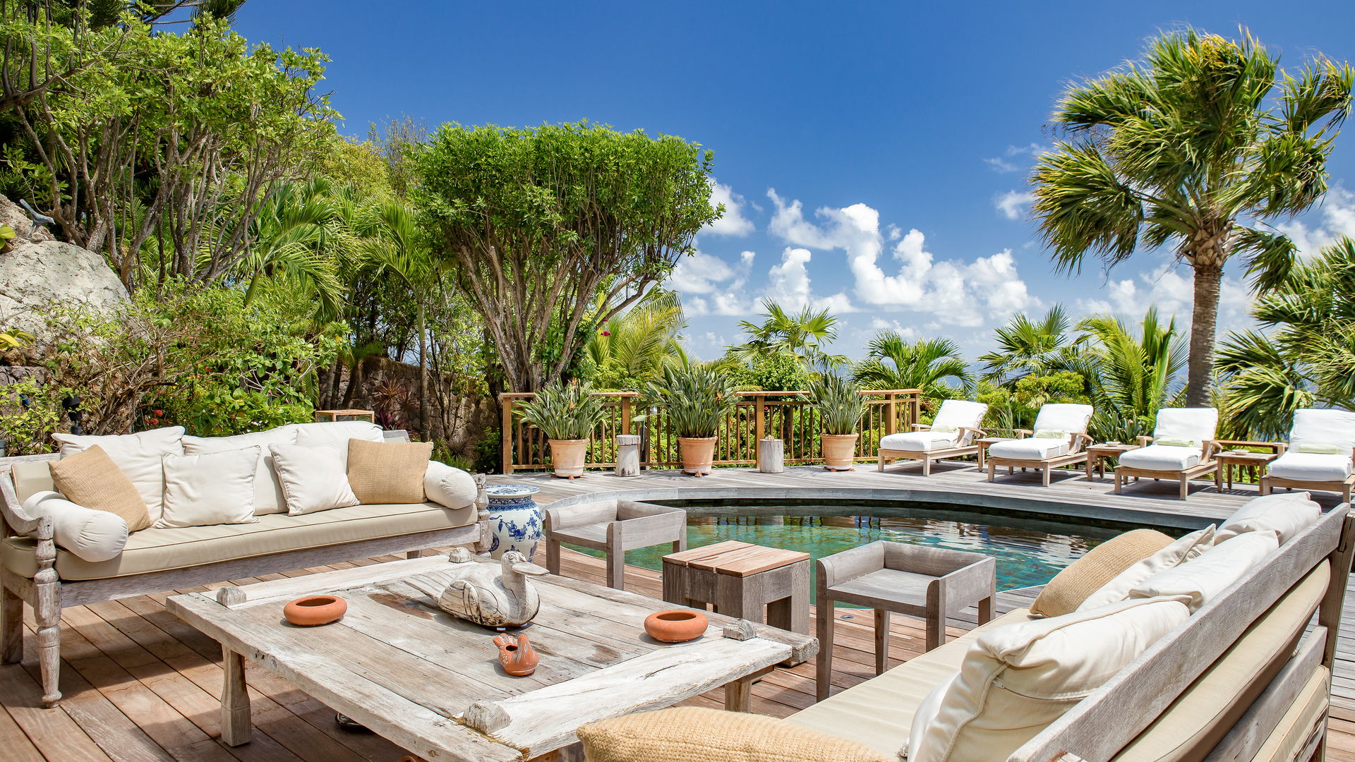 POOL & TERRACE