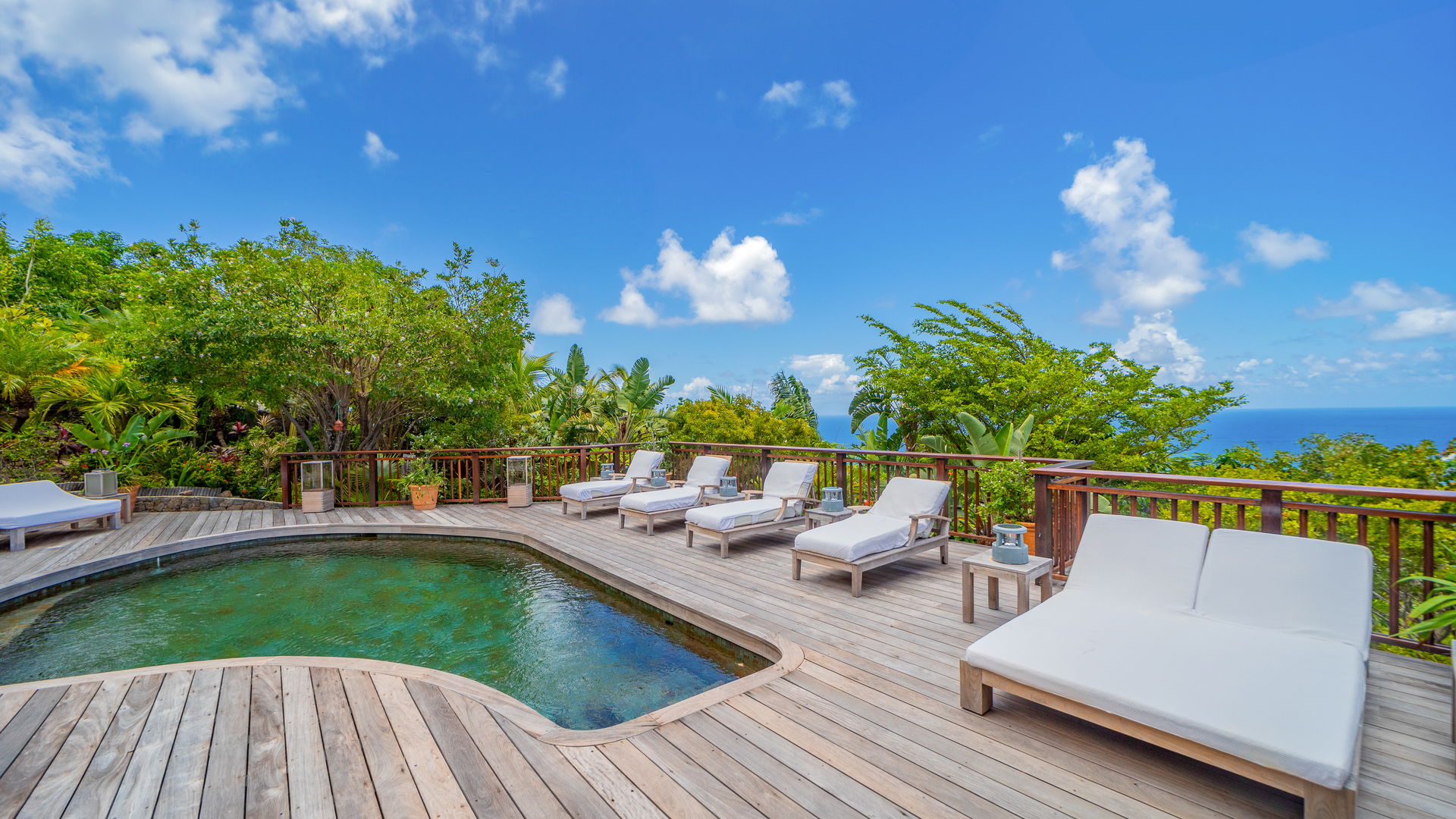 POOL & TERRACE