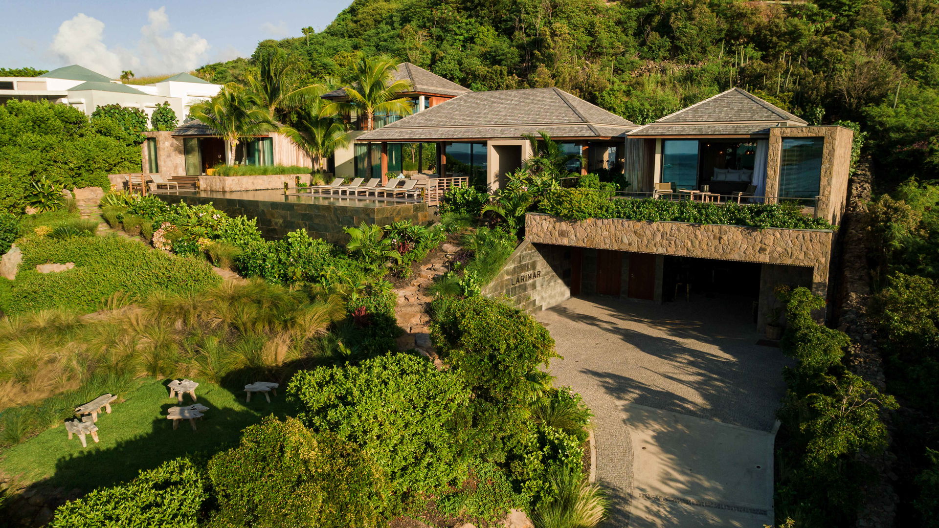 POOL & TERRACE
