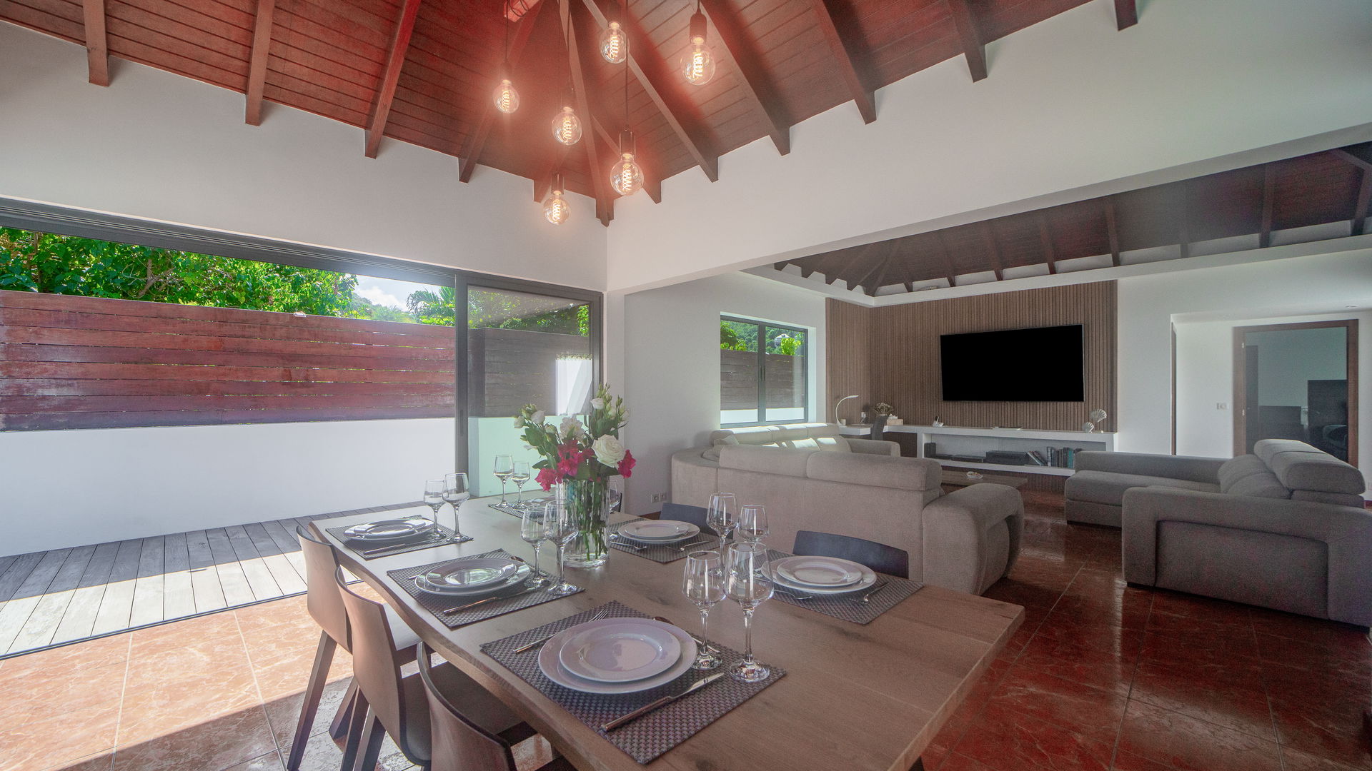 KITCHEN & DINING AREA