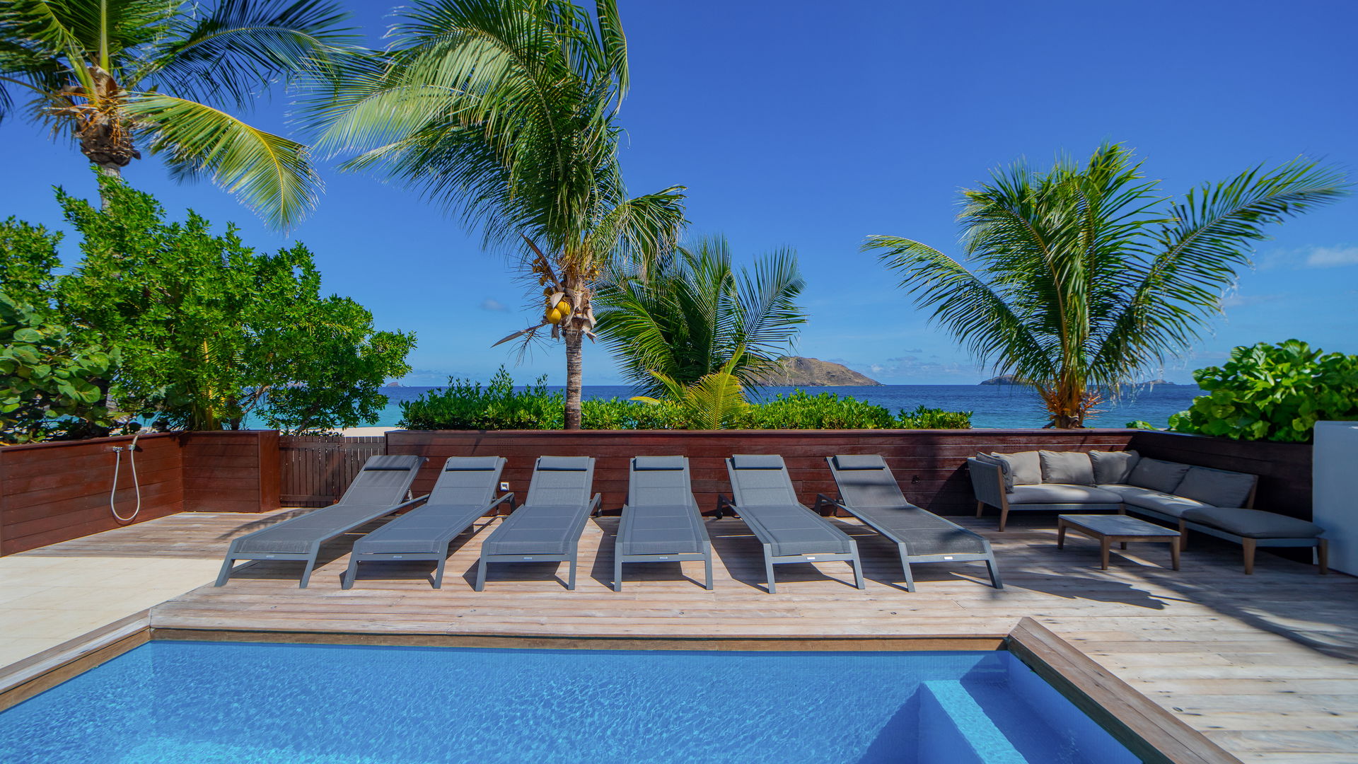 POOL & TERRACE