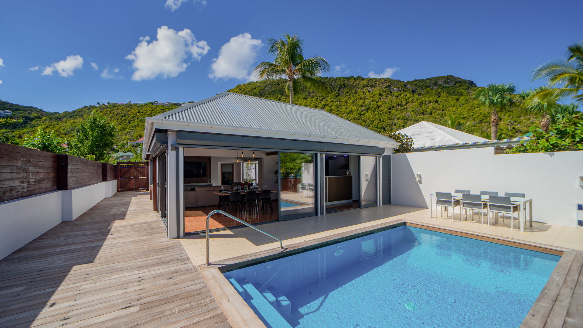 POOL & TERRACE
