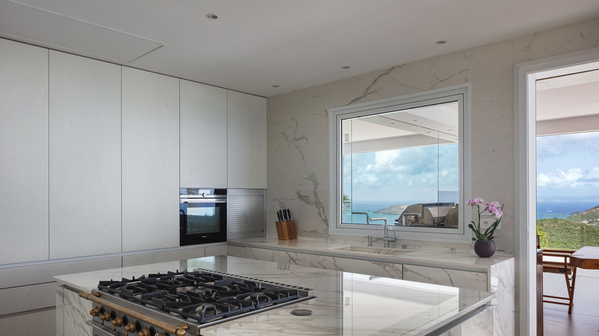 KITCHEN & DINING AREA