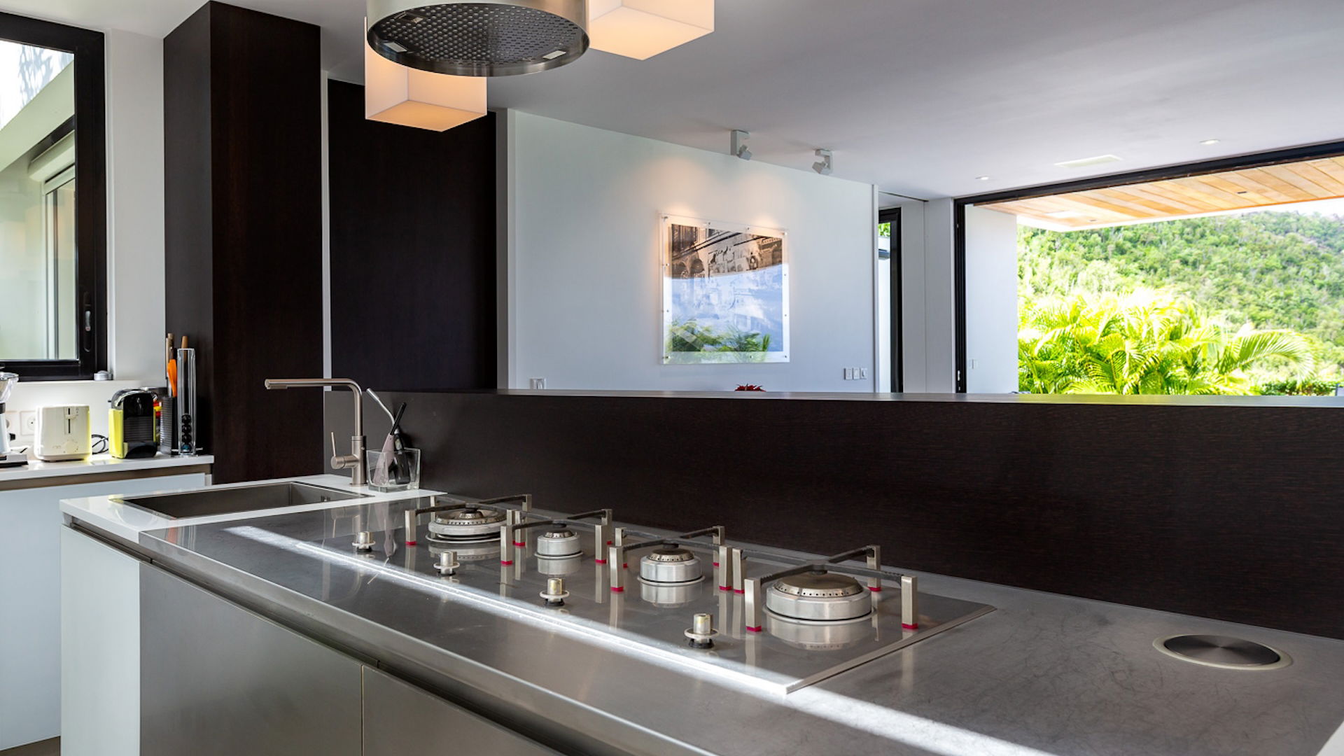 KITCHEN & DINING AREA