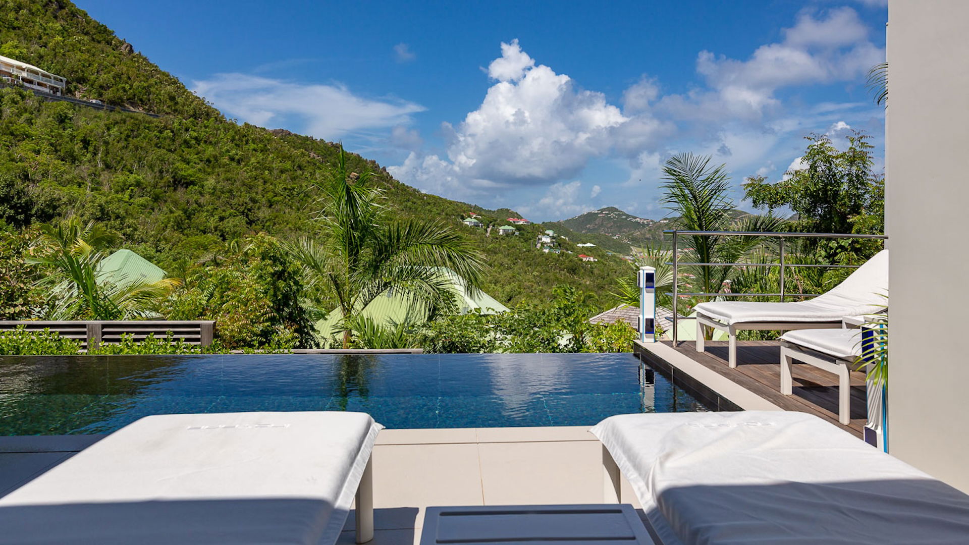 POOL & TERRACE