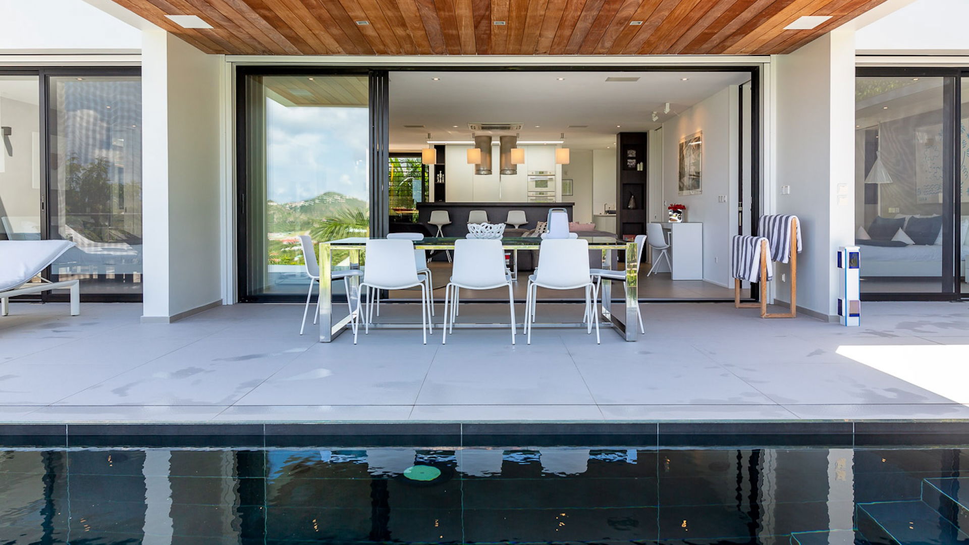 POOL & TERRACE