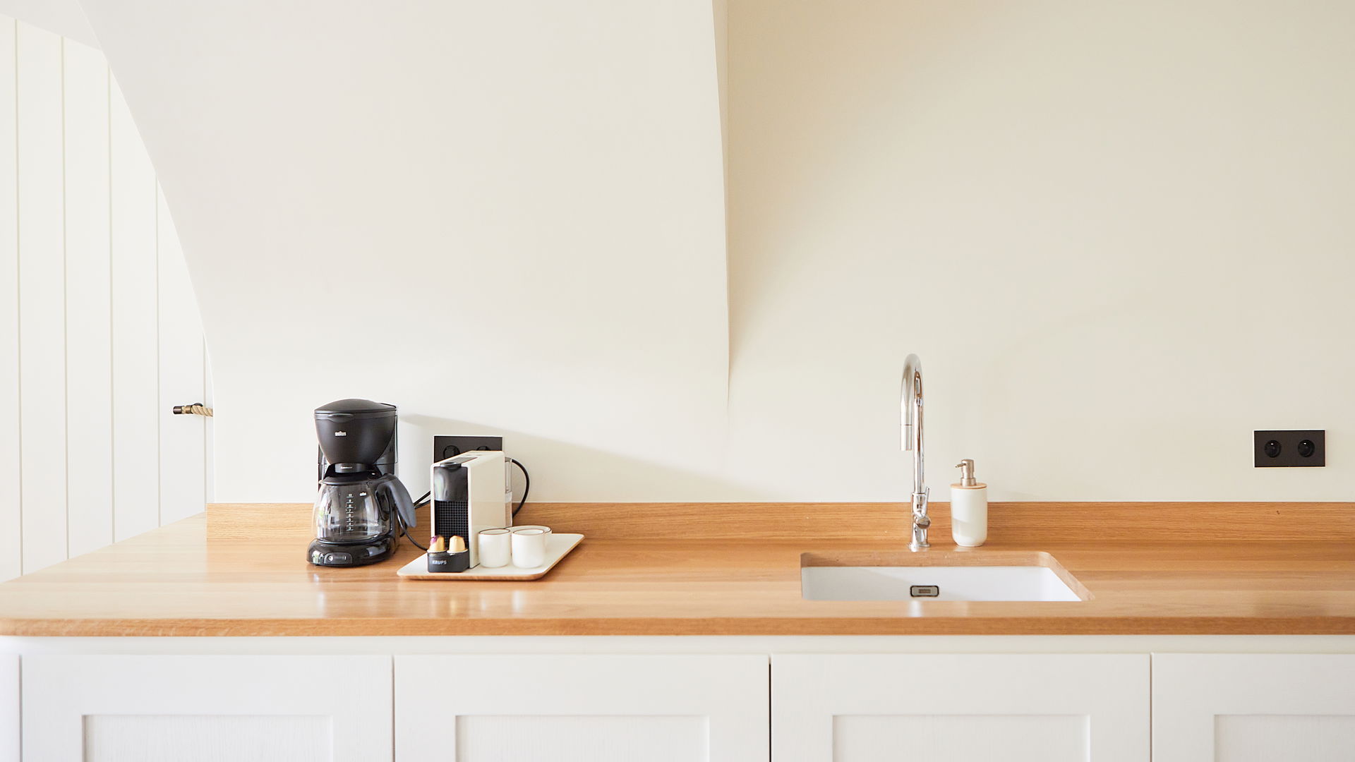 KITCHEN & DINING AREA