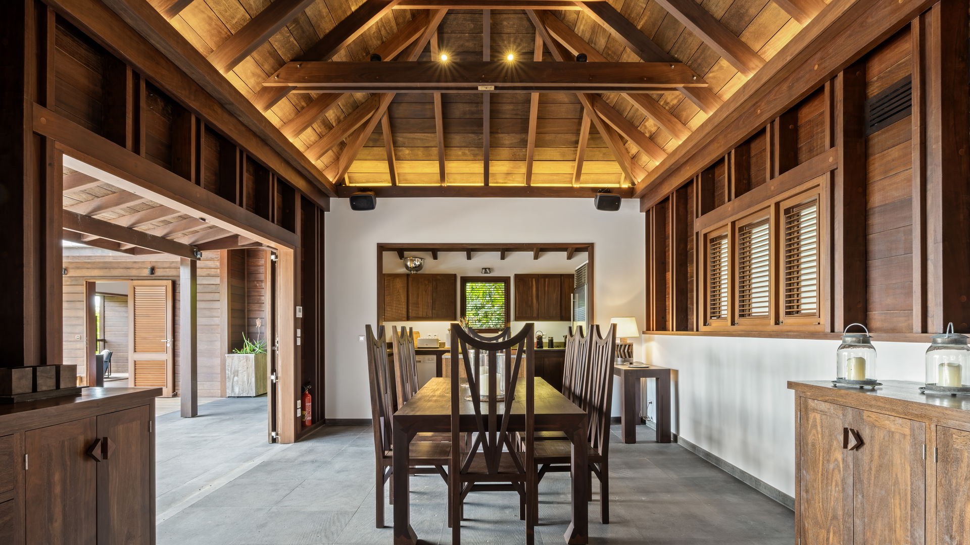 KITCHEN & DINING AREA