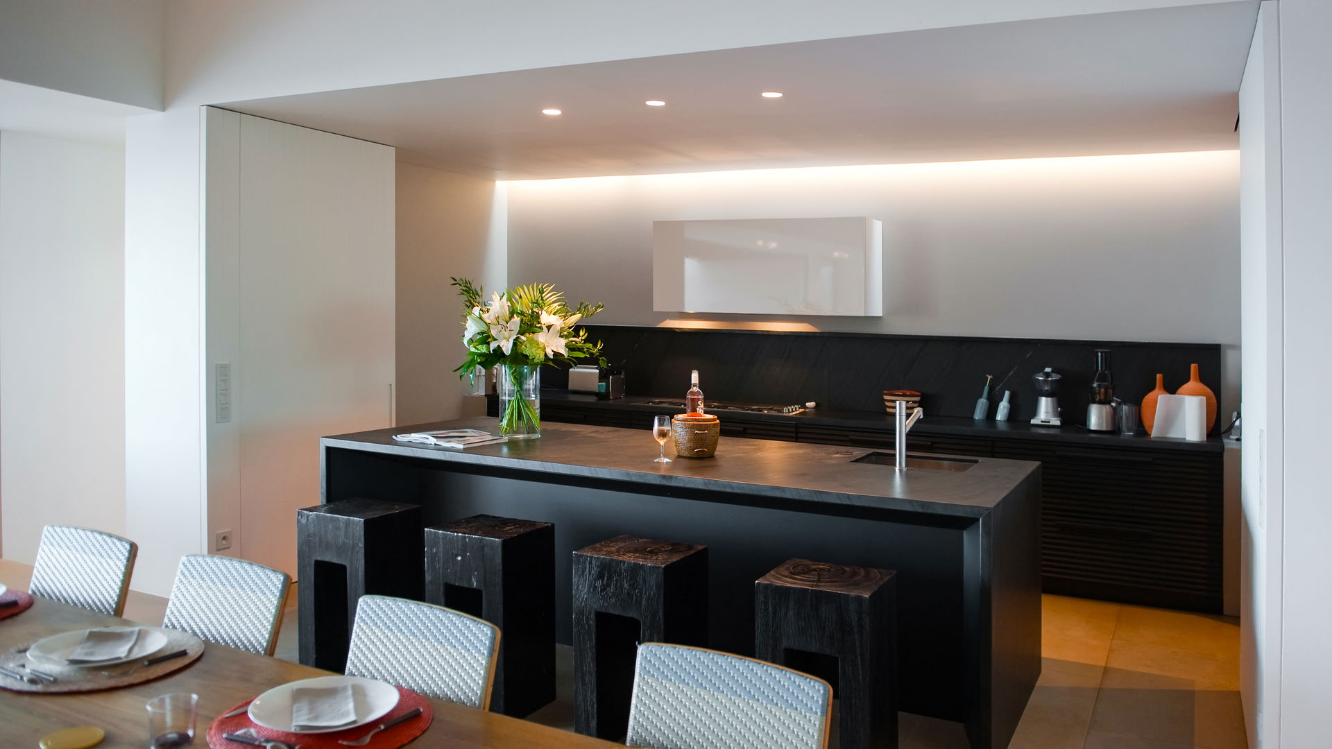 KITCHEN & DINING AREA