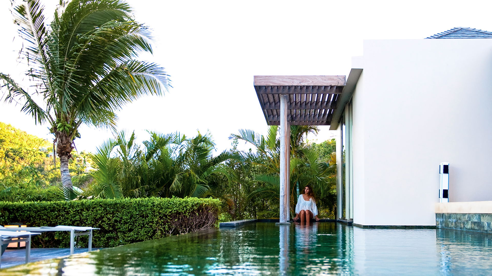 POOL & TERRACE