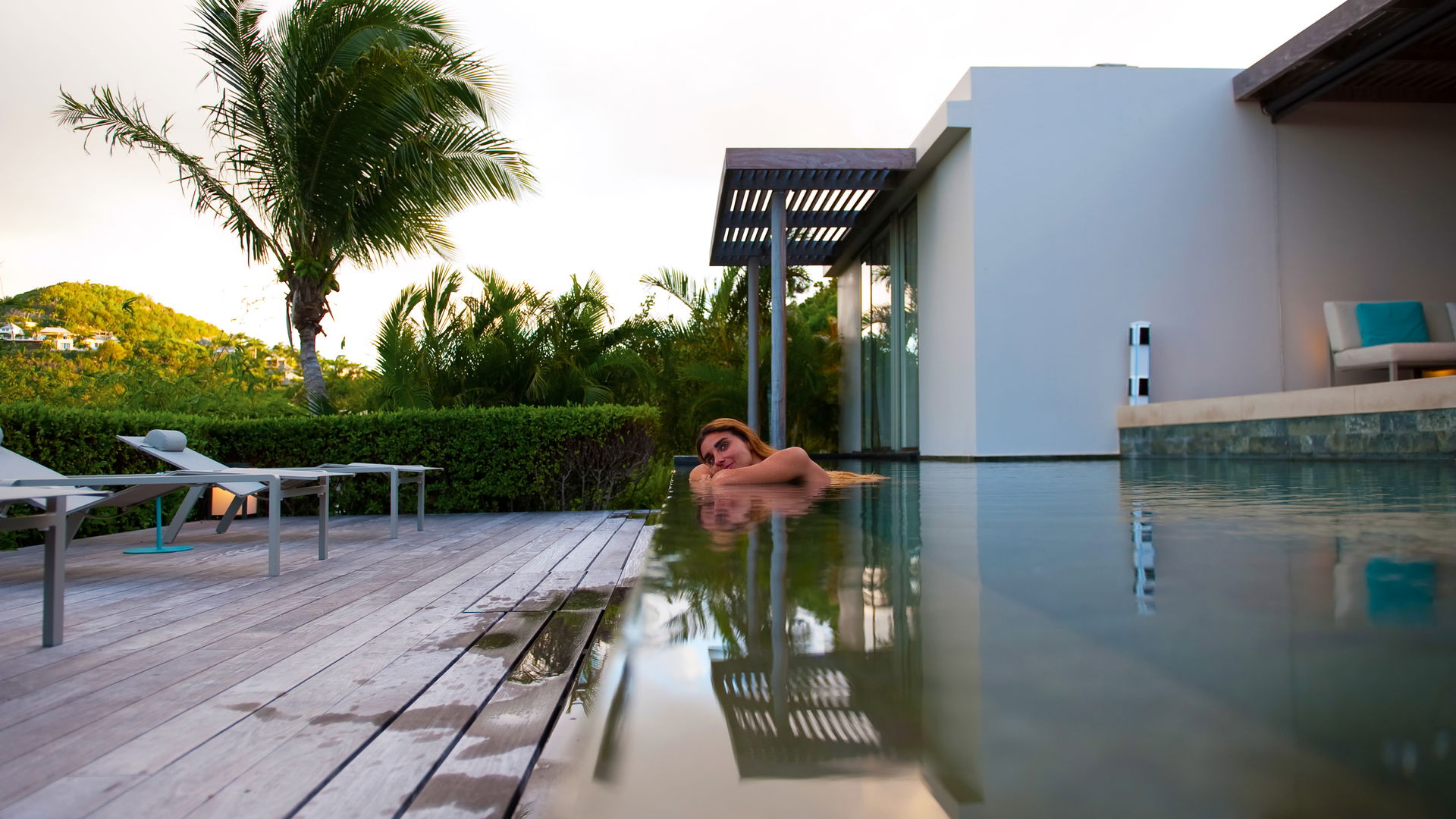 POOL & TERRACE