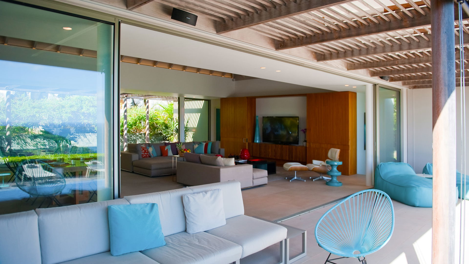 POOL & TERRACE